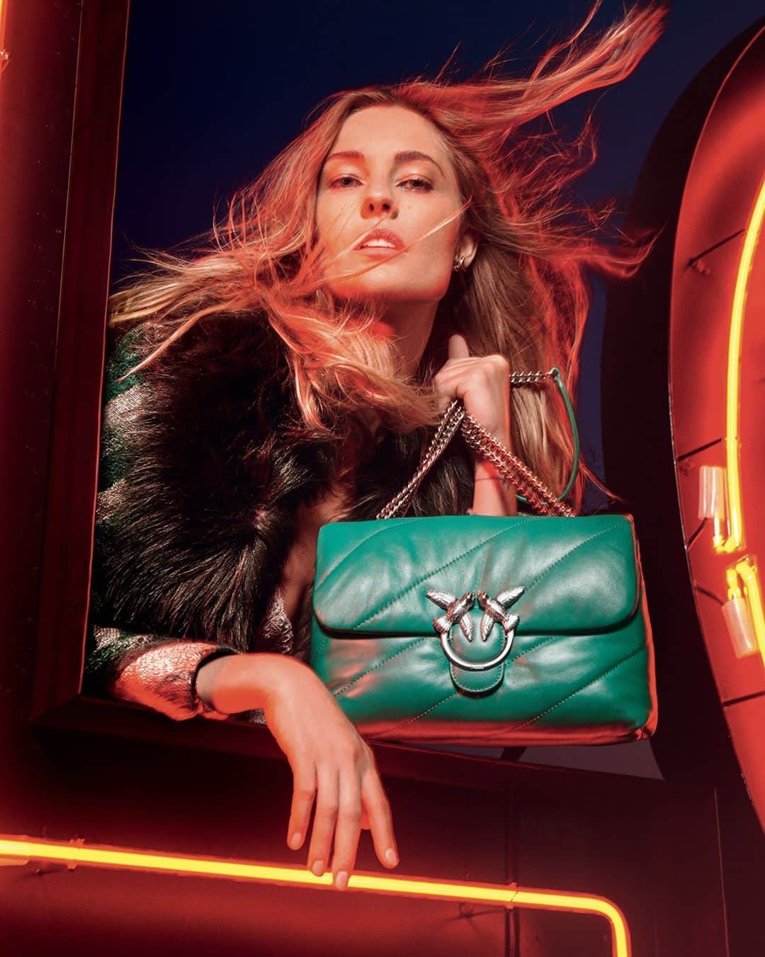PINKOさんのインスタグラム写真 - (PINKOInstagram)「A splash of emerald green in the dark night, courtesy of @nadjabender as seen in #PINKO campaign for #FW20 together with her #LoveBag Puff! #PINKOLove⁣ ⁣ Art Direction: @riccardoruini⁣ Photography: @fededeangelis⁣ Styling: @margheritamoro」9月24日 20時06分 - pinkoofficial