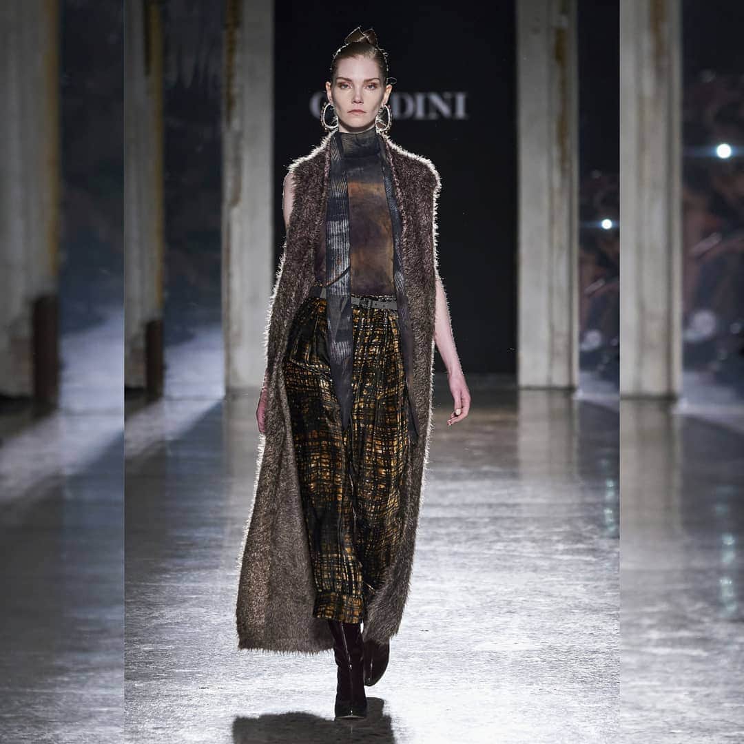 のインスタグラム：「Looking back to our last show in Milan in February just before the world had to take a long pause. We will be back this Saturday with a live show to present the new Spring Summer 2021 Collection. More details to come 🌸🌺🌸🌺🌸 #cividini #fashionshow #fallwinter20 #backatit #milanfashionweek」