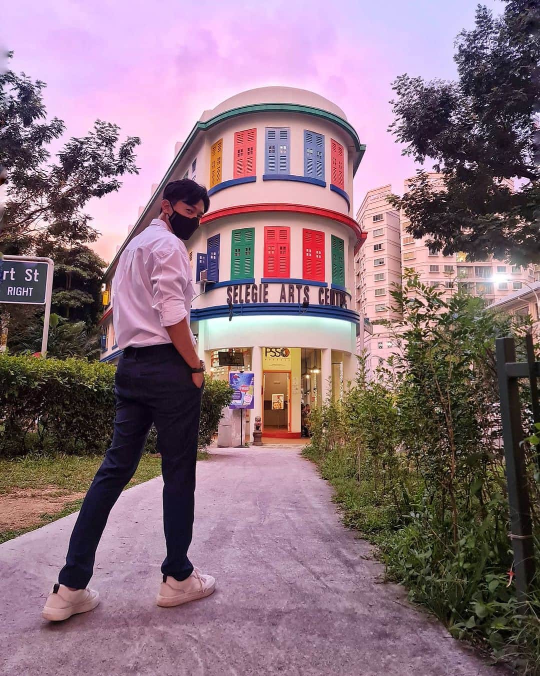のインスタグラム：「Beautiful sunset at film location 🌇 好看吗? 我是说天空吗?」