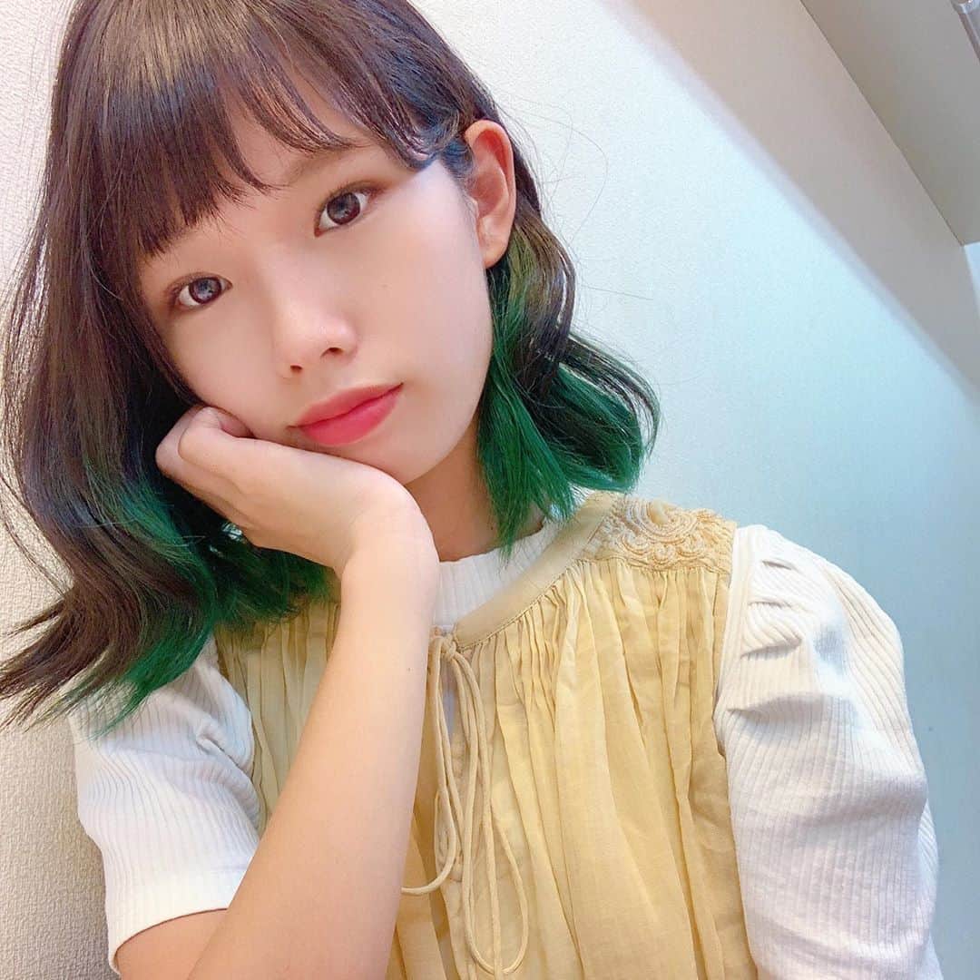 なみなみのインスタグラム：「♪ 先日のイベントでかーなーにヘアーセットやってもらいました☺️🎀 . 多分三年ぶりくらいのカール🐌 . これからもまたちょちょいかーなーにお願いする😆 ありがとかーなー！ . @cana_singer  ＃いーどぅし」