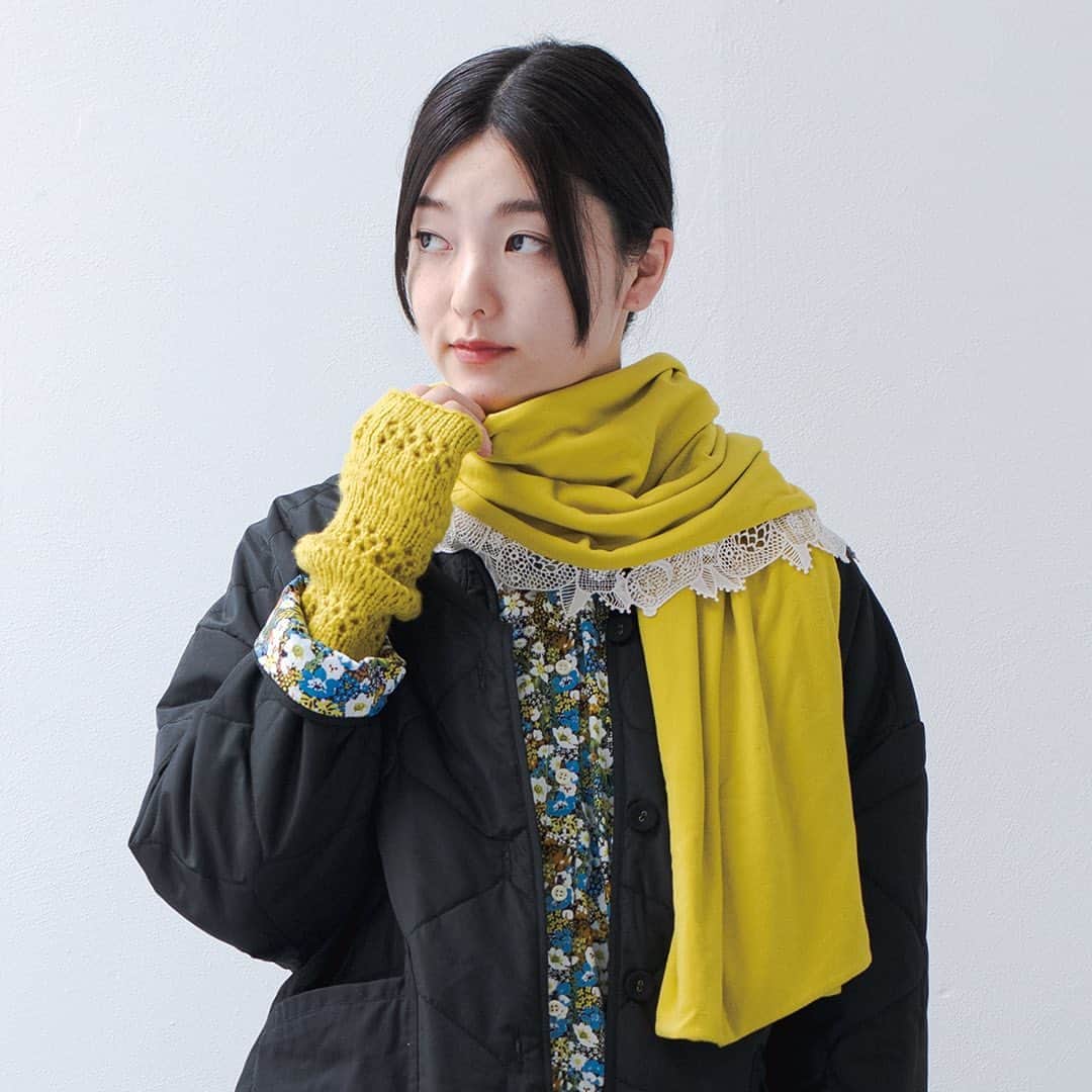 marbleSUD(マーブルシュッド) のインスタグラム：「朝晩のヒヤっとする風に季節の移ろいを感じますね。そんなヒヤっにぴったりな「ラグウォーム ストール」が入荷しました。タートルなどでお馴染み！marble SUD秋冬の定番あったか素材“ラグウォーム”を使ったストールです。  贅沢にあしらわれたアニマルレースがポイントに。ぐるっと巻いたり、肩にさっと羽織ったり、レースの見え方が変わるのが面白いですね。ぜひ、色々な巻き方にチャレンジしてみてくださいね！」