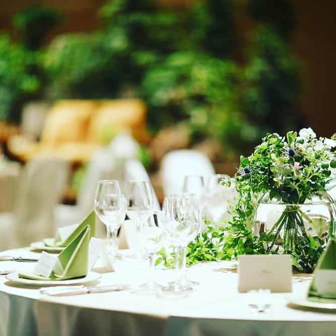 富山第一ホテルウェディングのインスタグラム：「今秋、ご家族、ご親族での結婚式のご希望を多くいただいてます。 ありがとうございます。  テーブルコーディネ一トもソ一シャルディスタンスで🍃  平日、休日問わず皆様のご来館お待ちしております！  #富山#富山第一ホテル #ブライダルフェア #ソ一シャルディスタンス #少人数婚#家族婚 #親族会食 #フォトウェディング #ホテルウェディング#結婚式 #ブライダル#ウェディング #チャペル#挙式#披露宴 #ウェディングドレス #タキシード#新郎新婦 #教会式#人前式#神前式 #会場コーディネート  #結婚式準備#北陸花嫁 #プレ花嫁」