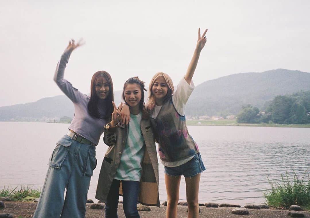 honoka のインスタグラム：「3姉妹。👩‍👧‍👧💕 とか言うてみた。笑笑  学生の頃 プリクラにこの言葉書きがち、笑 仲良しグループに名前つけがち、笑笑  今のプリクラめっちゃ進化してそうよなぁ。 撮りたいなぁ。笑」