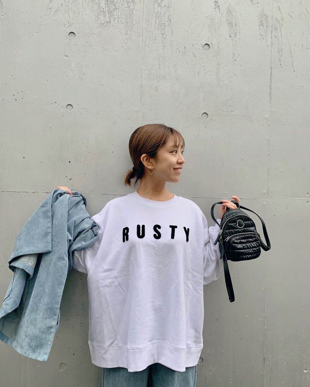 本橋優華のインスタグラム：「雨の日はどんより気分。﻿ 好きなお洋服着ると気分が上がります。 ブルーのセットアップに﻿、ニコちゃんスウェット着たらニコニコなる。﻿ >>>>4枚目に´◡`﻿ 私はLサイズでオーバーサイズに着ました☺️﻿ ﻿  @rusty_japanofficial #ourkind#rusty#tops#setup#jacket#blue#unisex#sweat#moncler#ラスティ#ユニセックス#メンズライク#カジュアルコーデ#コーデュロイ#スウェットコーデ#PR#RUSTY_jp」