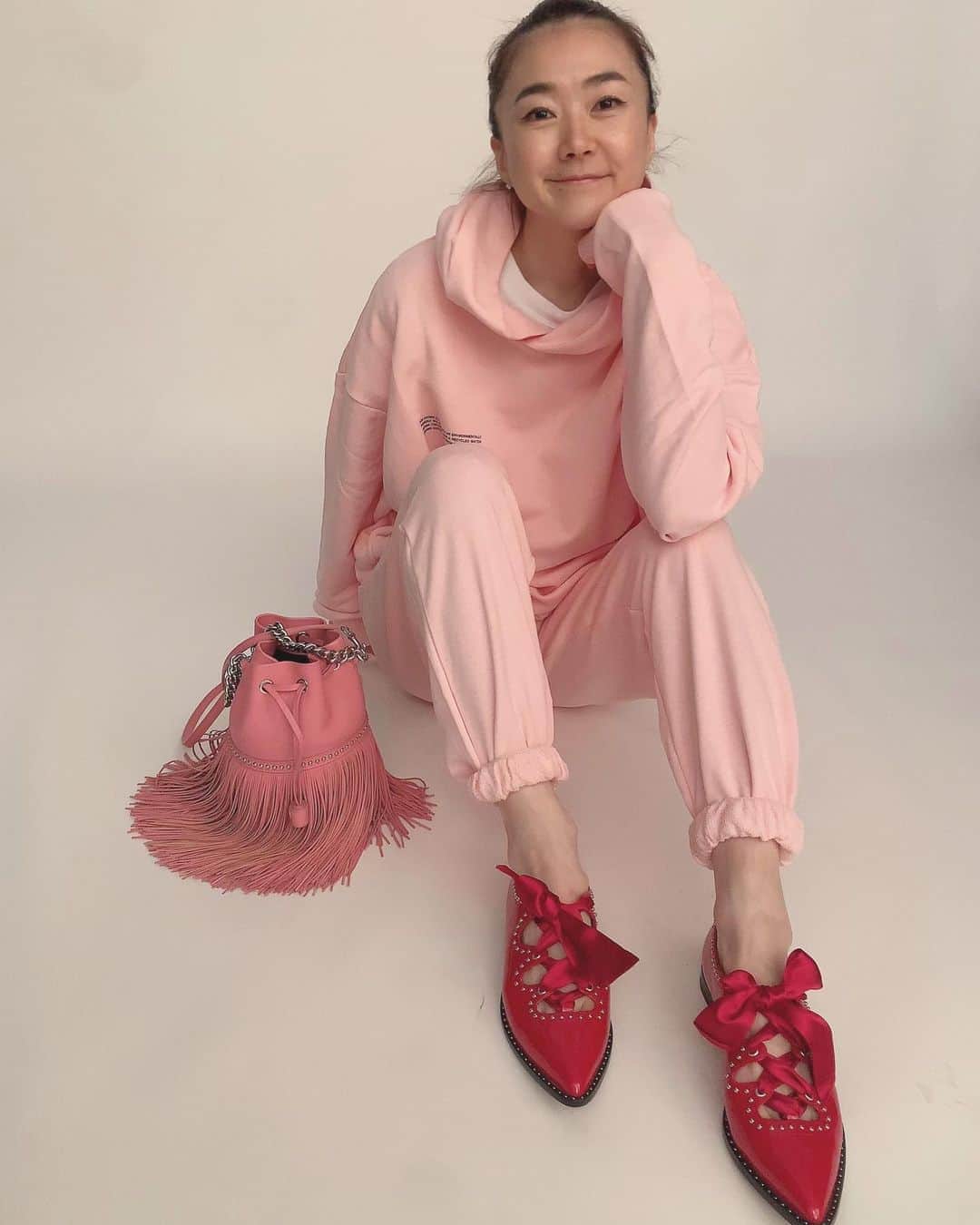 岸本佳子さんのインスタグラム写真 - (岸本佳子Instagram)「Pink mood💓💓💓 撮影でお借りしたJ&Mデヴィッドソンの靴、あまりにも可愛かったので試着させてもらいました。リボンも素敵です🎀 #pink #jandmdavidson #pangaia #ootd」9月24日 20時19分 - yoshico_kishimoto