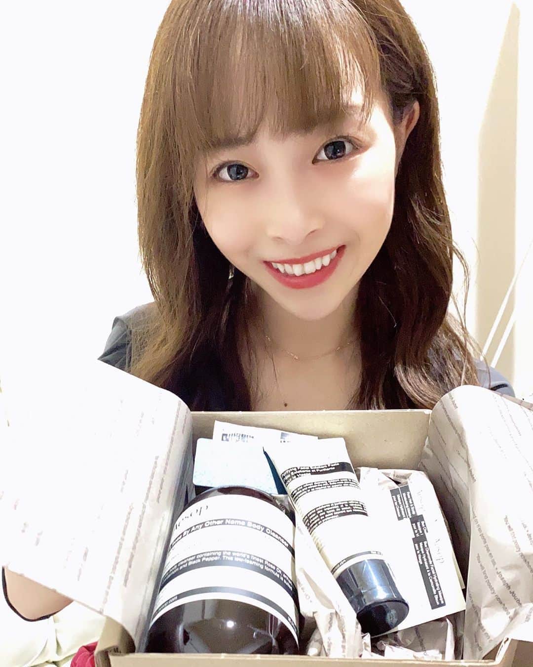 赤間有華のインスタグラム：「いただきもの🎁⭐️ 。 ホッとする香りに癒される〜😌✨  #イソップ#ボディクレンザー#ダマスカン#フェイシャルクレンザー#スクラブクレンザー#プレゼント#aesop」