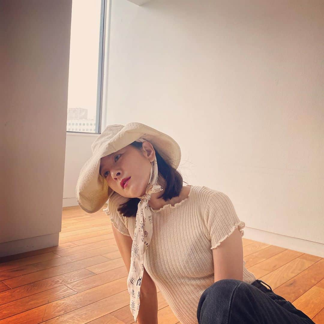 百々千晴さんのインスタグラム写真 - (百々千晴Instagram)「夏が..... good bye した...ね  HAT @nanushka  KNIT @maisonmargiela」9月24日 20時20分 - dodo_chiharu