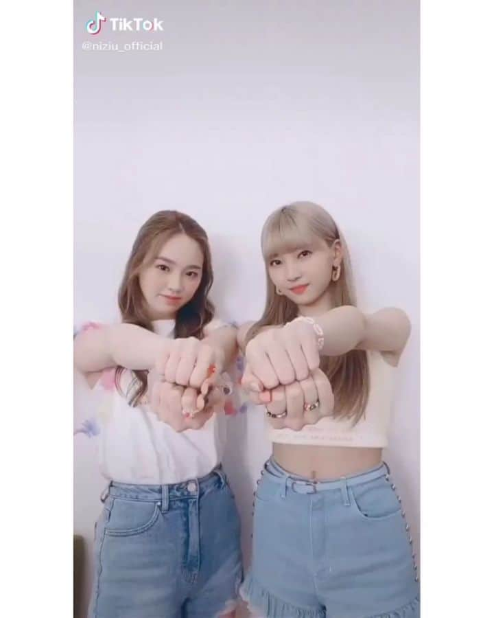 マユカ（小合麻由佳）のインスタグラム：「NiziU TikTok Update 💛  #RIO #MAYUKA #WithU #弓ハート #화살스웩 - - 𝗙𝗼𝗹𝗹𝗼𝘄 @MayukaOgou 𝗳𝗼𝗿 𝗺𝗼𝗿𝗲 𝘂𝗽𝗱𝗮𝘁𝗲𝘀 - - - - #MAYUKA #マユカ #MayukaOgou #NiziU #NiziUMayuka #JYP #MakeYouHappy #WithU #NiziUMakeYouHappy #니쥬 #emojidance #絵文字ダンス  #NiziU #ニジュー」