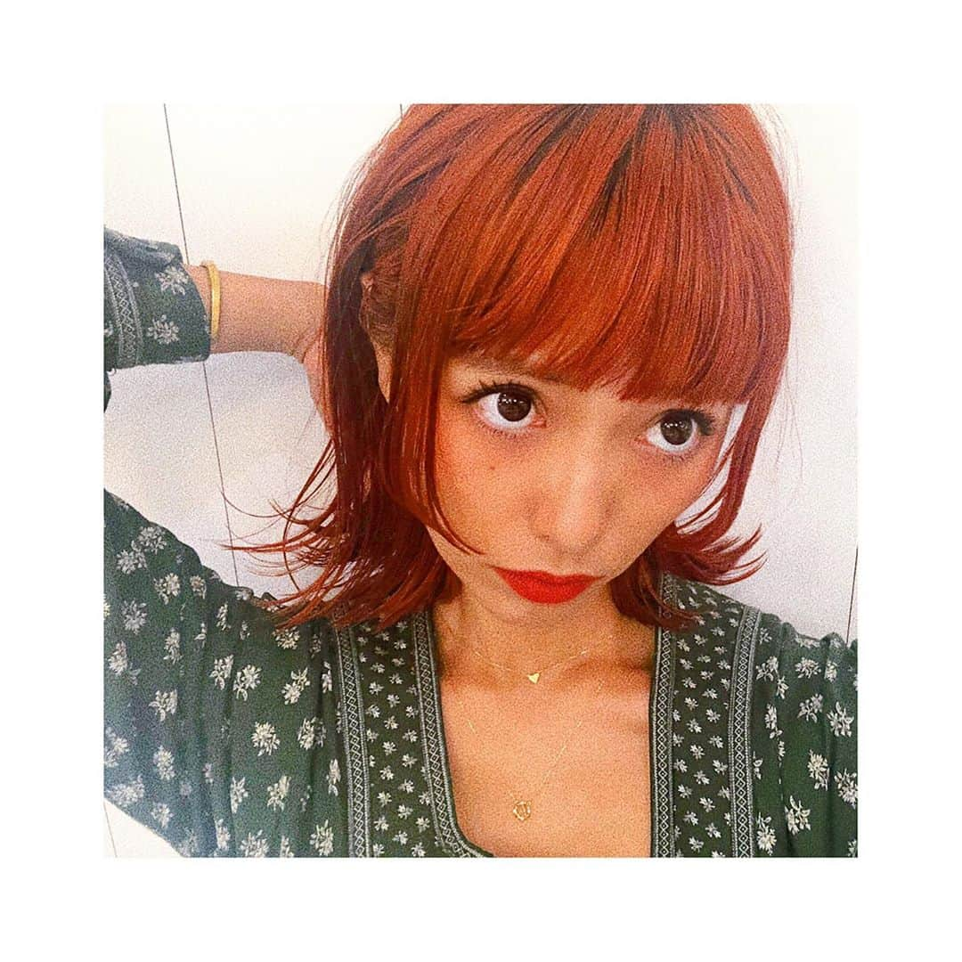 小泉梓さんのインスタグラム写真 - (小泉梓Instagram)「New hair。  前回の赤に続き、濃いめだと色持ちが良いことが判明した為、濃いめのオレンジに。  のぶくんいわく、「イタリアのブラッドオレンジ」らしい。笑  そしてなんとなんと、思い切って、姫カットしてみた。  かなり中途半端な長さでどうしようもなかったからちょっとイメチェン。  姫カットって顔小さく見える効果あるね、切ってよかったーっ。 錯覚ってすごい。 しばらく楽しみまする。  のぶくんありがとう。  #newhair  #hair #haircolor #hairstyles #haircut #hairsalon #hair #myhair #orangehair #ヘアカラー  #ヘアーカット　#美容室　#ALBUM  #オレンジ　#オレンジカラー #初めての黒マスク　#ちょっと外歩くの緊張した #MURUAのマスク　#着け心地良き」9月24日 20時23分 - azusan111