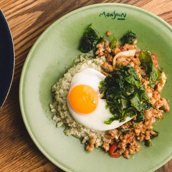 モンスーンカフェのインスタグラム：「モンスーンカフェの鶏肉のガパオ炒めご飯は ロカボライスでもお楽しみ頂けます🙆‍♀️  🤔ロカボライスって？ カリフラワーライス＆コンニャクライス 人気のカリフラワーライス に こんにゃく を組み合わせた低糖質で食物繊維豊富なヘルシーライス💮 糖質が気になる方も楽しんで美味しく召し上がって頂くことができます！ . 食欲の秋はぜひモンスーンカフェでヘルシーエスニックを🍽  #monsooncafe #モンスーンカフェ #エスニック料理 #タイ料理 #ガパオライス #女子会 #デート  #糖質制限 #カリフラワーライス #こんにゃく  #コロナ太り解消 #低糖質 #ロカボ #ロカボダイエット #gapaorice #cauliflower #cauliflowerrice #healthyfood #lowcarbliving #表参道 #表参道グルメ #表参道ランチ #表参道カフェ #omosan #原宿 #渋谷 #青山 #表参道モンスーンカフェ」