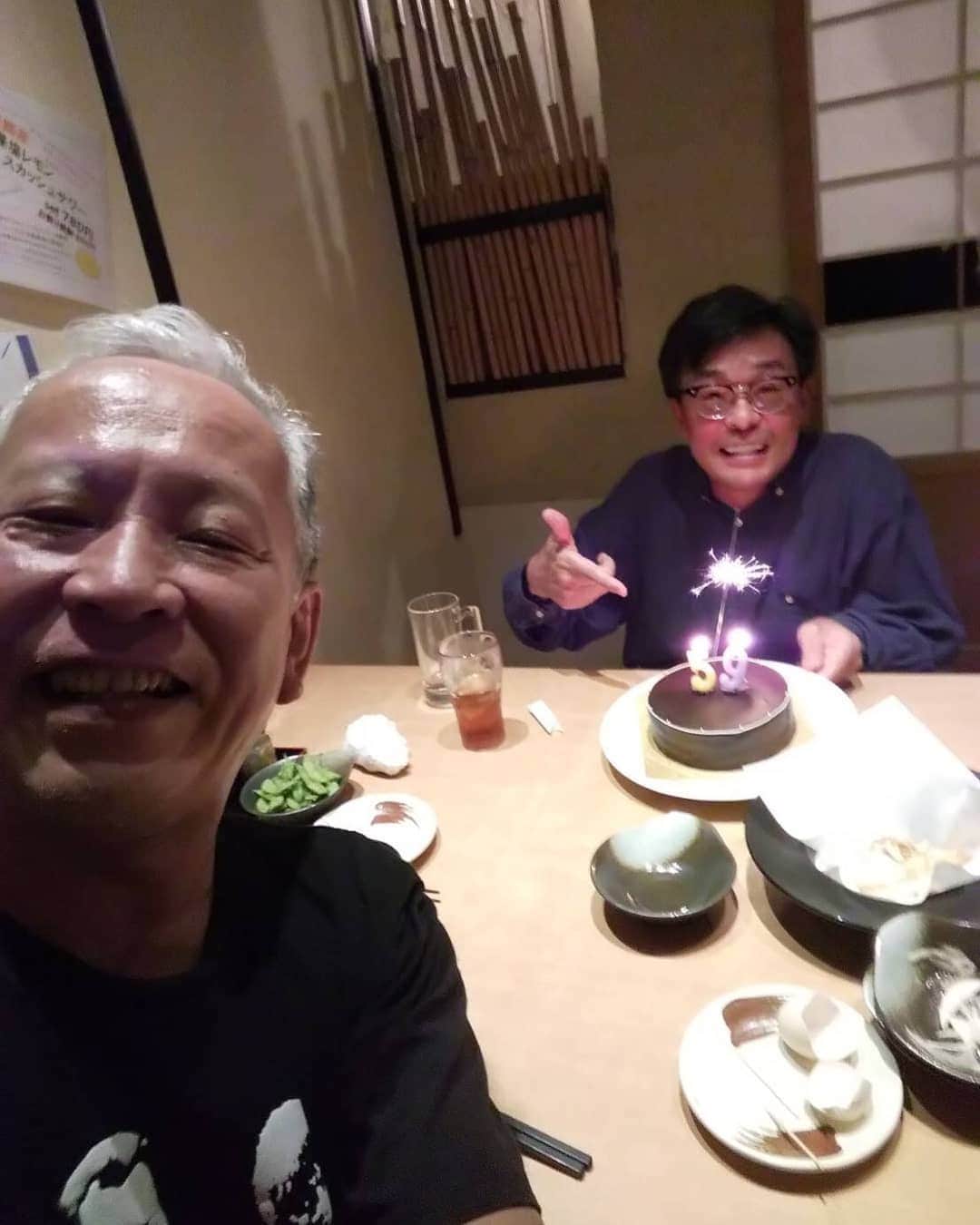 光石研のインスタグラム：「ちょっと前、誕生日を早めに祝っていただきました✌️中学からの親友、平尾君ありがとうねー✌️その日は同級生がいっぱいおめでとうメールくれた✌️みんなありがとうねー‼️ 【by 光石】」
