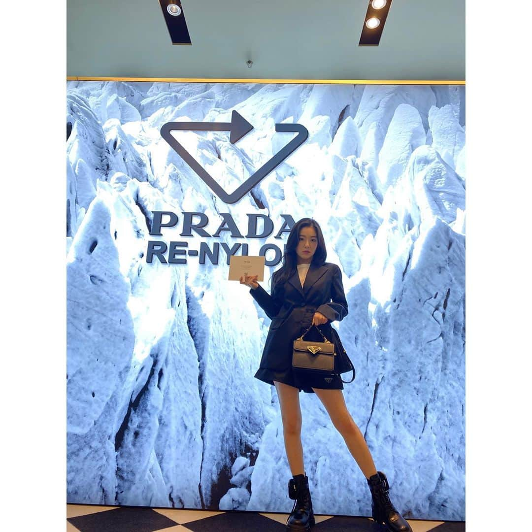 アイリーン（ペ・ジュヒョン）さんのインスタグラム写真 - (アイリーン（ペ・ジュヒョン）Instagram)「@prada #PradaSS21  미우치아 프라다와 라프 시먼스가 공동으로 크리에이티브 디렉터로 참여한 첫번째 패션쇼가 우리나라 시간으로 저녁 9시에 공개됩니다. 저도 쇼보러갈 준비 마쳤어요💋🌹❣️ 모두 재생가능한 나일론으로 만들어진 리나일론 컬렉션으로 풀착♻️💚🍀」9月24日 20時27分 - renebaebae