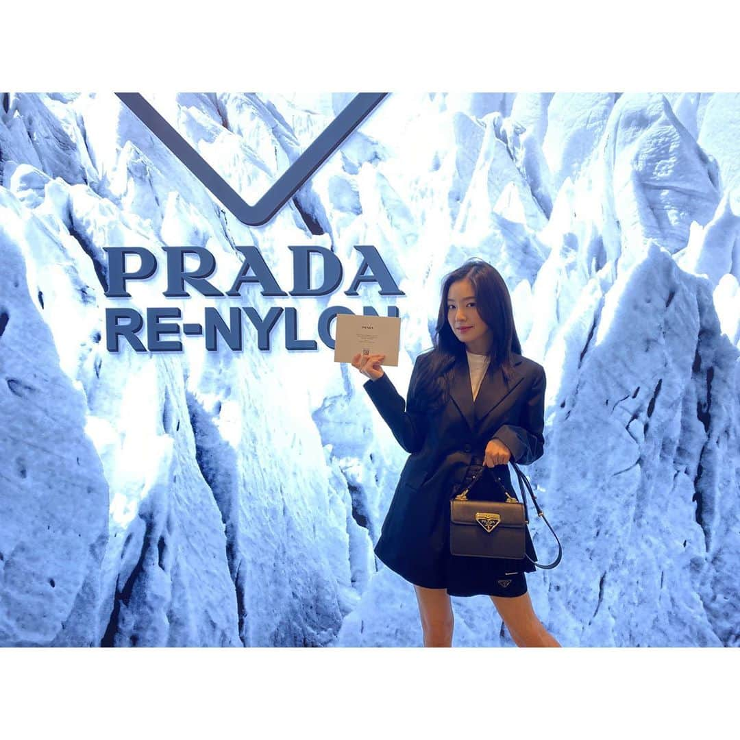 アイリーン（ペ・ジュヒョン）さんのインスタグラム写真 - (アイリーン（ペ・ジュヒョン）Instagram)「@prada #PradaSS21  미우치아 프라다와 라프 시먼스가 공동으로 크리에이티브 디렉터로 참여한 첫번째 패션쇼가 우리나라 시간으로 저녁 9시에 공개됩니다. 저도 쇼보러갈 준비 마쳤어요💋🌹❣️ 모두 재생가능한 나일론으로 만들어진 리나일론 컬렉션으로 풀착♻️💚🍀」9月24日 20時27分 - renebaebae