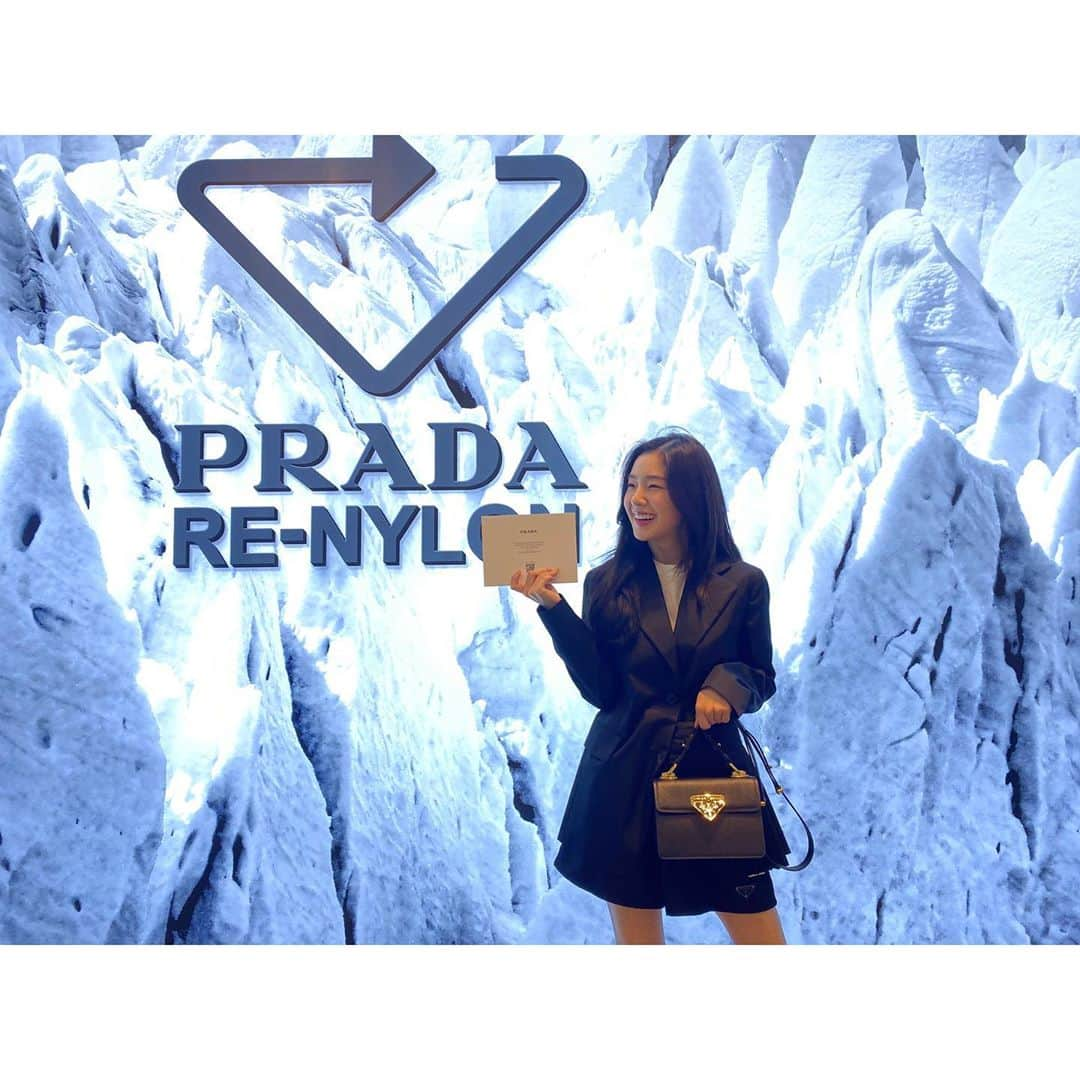 アイリーン（ペ・ジュヒョン）さんのインスタグラム写真 - (アイリーン（ペ・ジュヒョン）Instagram)「@prada #PradaSS21  미우치아 프라다와 라프 시먼스가 공동으로 크리에이티브 디렉터로 참여한 첫번째 패션쇼가 우리나라 시간으로 저녁 9시에 공개됩니다. 저도 쇼보러갈 준비 마쳤어요💋🌹❣️ 모두 재생가능한 나일론으로 만들어진 리나일론 컬렉션으로 풀착♻️💚🍀」9月24日 20時27分 - renebaebae