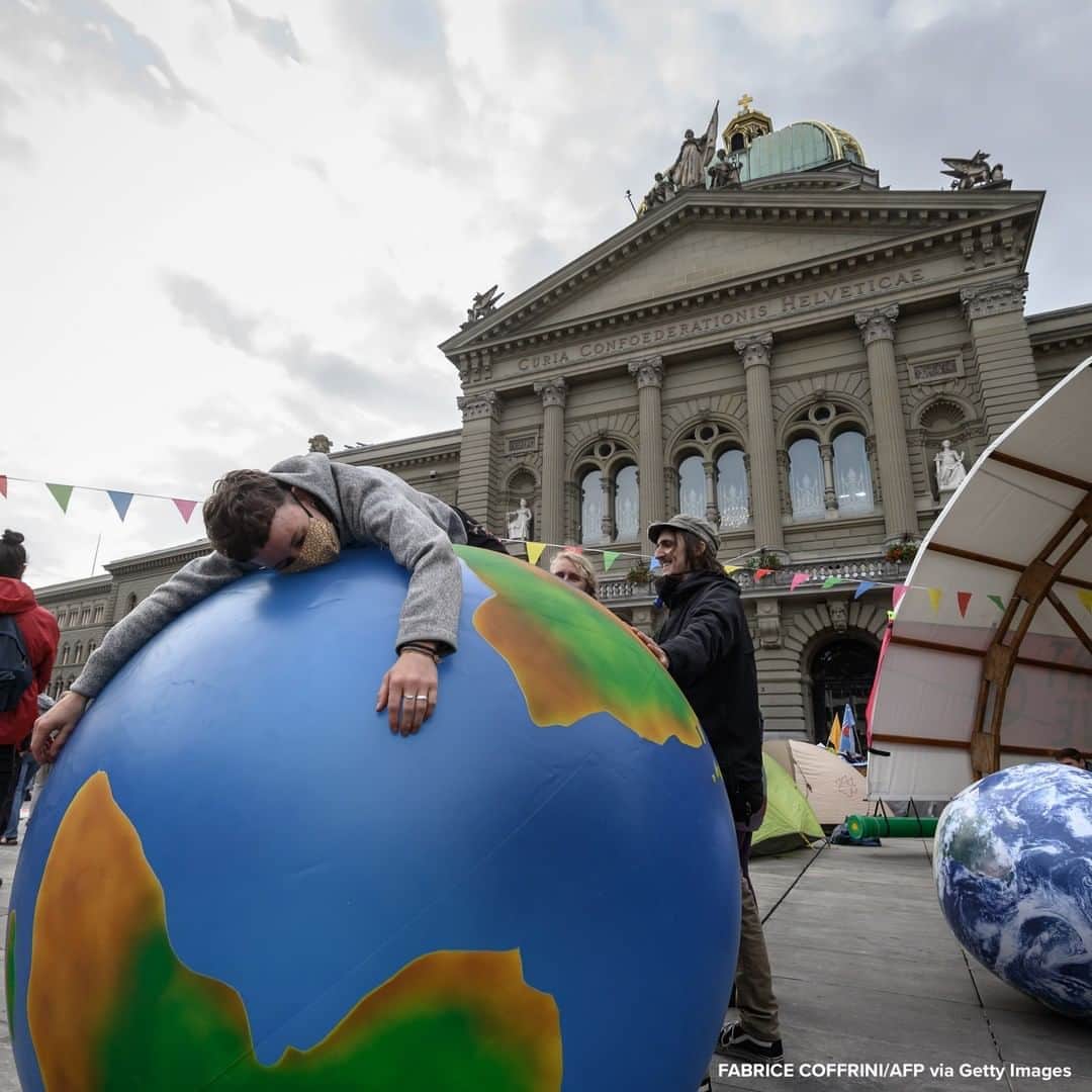 ABC Newsさんのインスタグラム写真 - (ABC NewsInstagram)「Climate activist lies on an inflatable globe in front of the Swiss House of Parliament during week of demonstrations called "Rise up for change" in Bern. #climatechange #protest」9月24日 20時33分 - abcnews