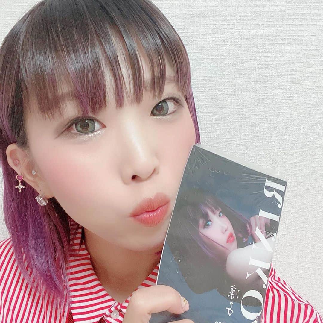RINGOのインスタグラム：「🤍🤍🤍 ビニ本、こうてくれたかたおーきにです😘 絶賛販売中ーー✨です✨✨✨ • この持ってる第二弾のビニ本の方をインスタショップのタグ付けしたいねんけど 性的なものと判断されててタグ付けできないw 第一弾はできるのに、なんでwww • • 2枚目はさいきんの #ピアスコーデ 🤍 りんごにしてはシンプルめです😂 みみたぶのおっきいキラキラがポイントーー😘💖💖 やぱシルバーと透明のキラキラでまとめるのがいちばんしっくりくるんだけど シルバーと黒に挑戦しよかとおもってる！ 秋やしな🍁 • 週末さむくなるみたいやし、風邪ひかないよーに気をつけよーう😊 • #medistore #ボディピアス #トラガス #アウターコンク #ヘリックス #セルフピアッシング」