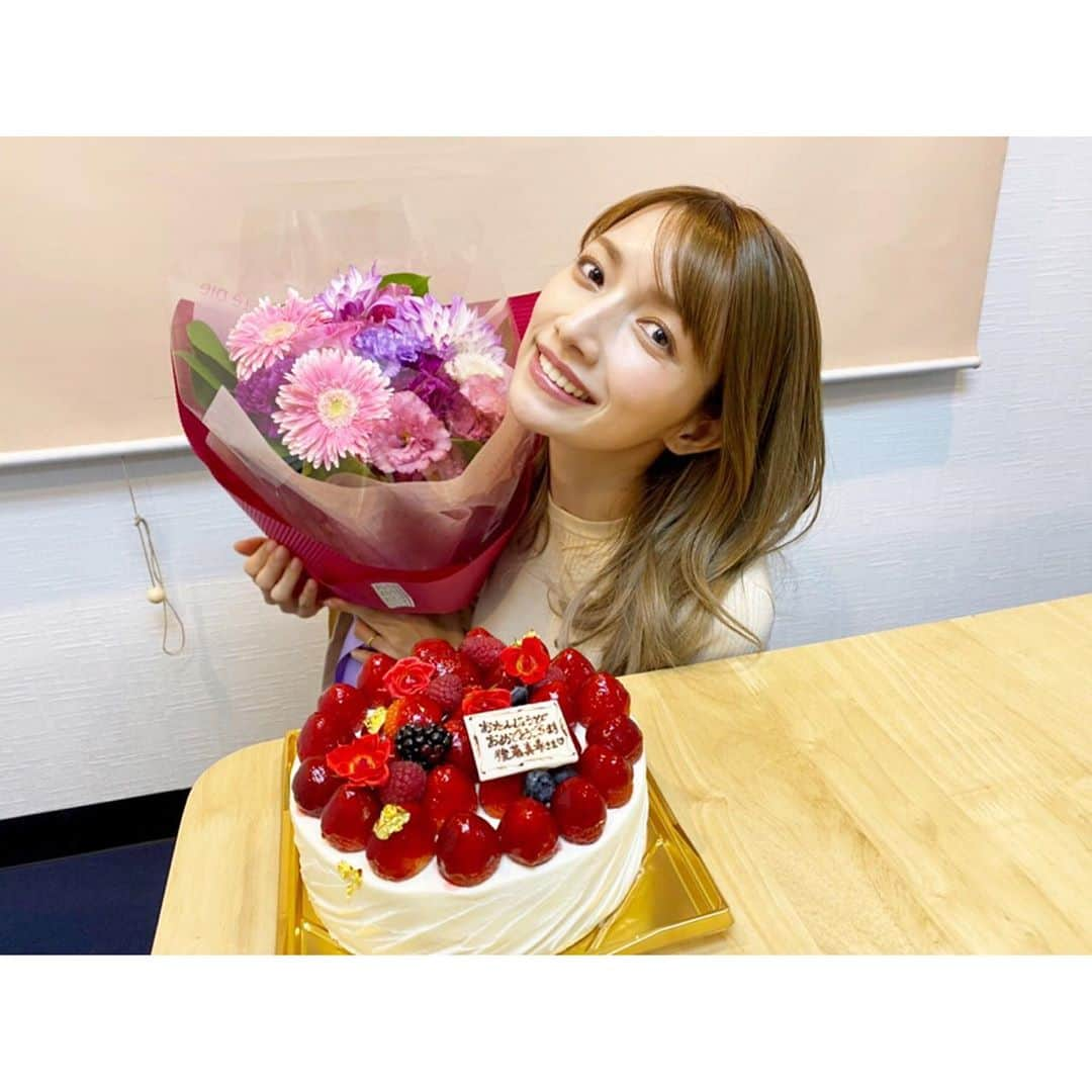 後藤真希さんのインスタグラム写真 - (後藤真希Instagram)「撮影でした♡ スタッフの皆様に頂いたケーキと花束！！！ 連日お祝いしていただけて幸せ者です…。 ありがとうございました。  #花束 #苺たっぷりbirthdayケーキ #唐突なポーズ #全身鏡みたら何故かこうなった #ナチュラルメイク #歳を重ねるとナチュラル傾向へ #888888!!!!!! #おめでとうのコメント数に目がまん丸」9月24日 20時36分 - goto_maki923