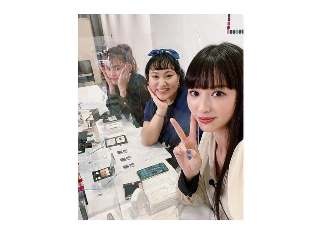 鈴木えみさんのインスタグラム写真 - (鈴木えみInstagram)「インスタライブをご覧頂いたみなさま、ありがとうございました✨ バービーさんの素晴らしい進行と、イガリちゃん節のおかげで素敵な時間になりました。ありがとうございます💞 先日IGTVにアップしたベースメイクでもチラッとご紹介したマキアージュのパウダーファンデーションは、新発売の「ドラマティック フェイスパウダー」でした❣️本当に毎日小鼻に使っています🤣👍🏻 そして本日のメイクで使用したアイテムも載せておきます！アイシャドウとルージュは数量限定です。 このインスタライブは @maquia.magazine のIGTVに1ヶ月限定でアーカイブされますので、見逃した方も是非チェックしてみてください🥳」9月24日 20時36分 - emisuzuki_official