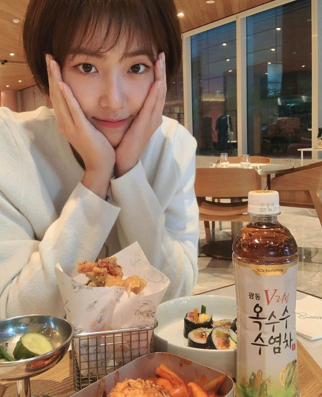 ペ・ダビンのインスタグラム：「#광고 광동에서 옥수수 수염차를 보내주셨어요! 덕분에 먹고 싶었던 떡튀김 마음편히 먹는 날🥰 #광동옥수수수염차 #Na를가볍게」