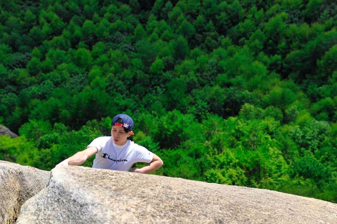 原田海のインスタグラム：「初マルチin小川山⛰️﻿ ﻿ 初めての経験ばかりで新鮮な1日でした😁﻿ 今シーズンはたくさん岩に行きたい！！﻿ ﻿ ﻿ Photo by:﻿ @pump_onlineshop  & @yuuuuuki_suzuki  @redbulljapan @champion_japan @bpump_ogikubo @frictionlabs @galaxymobilejp @scarpaspa #日新火災﻿ #redbull #championjp #bpumpogikubo #frictionlabs ﻿#galaxy﻿ #scarpa﻿ ﻿ #climbing #rockclimbing #クライミング」