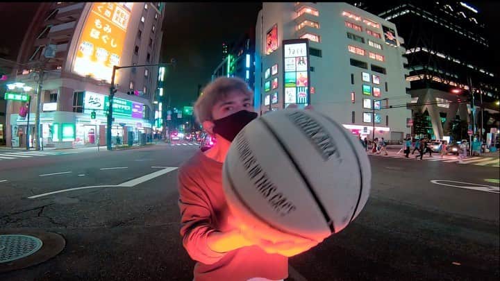 のインスタグラム：「life in #Tokyo🌃﻿ iso & mime⛹️‍♂️💨💨﻿ ﻿ 池袋で #スティボ 撮ってる時にKが見つけたパントマイムスポット👏👏本編はyoutube😉﻿ マスクは #newera のブラック😷 ﻿ #romeinsilver - #fool﻿ ﻿ #freestylebasketball #miming #isolation #dance #basketball #tachikara #goprojp」