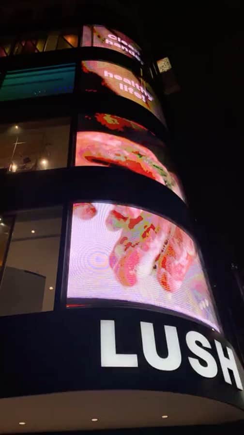 ラッシュジャパンのインスタグラム：「今すぐ使いたい冬季限定アイテムを、新宿店のスタッフがいち早くご紹介。Live配信を見逃してしまった方や、もう一度観たいという方はIGTVをチェック！   ショップでは日々、スパの空き状況やイベント、商品について発信していますよ。最新の情報は、@lush_shinjuku で📫  #LushChrsitmas #ラッシュ #フェアリーキャンディ」