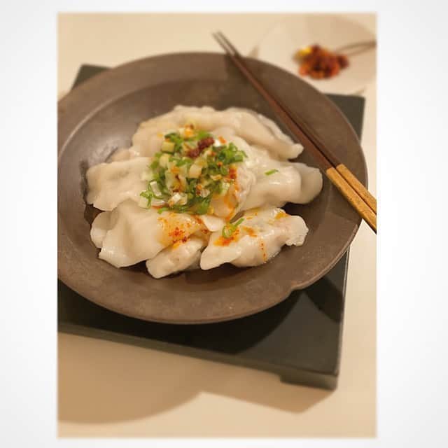 前田ゆかのインスタグラム：「今日は水餃子を作ってみました❕  もっちり、プリっとする食感は 米粉が合う！と思い皮から作りました。  しかも 何度も作り直して💦破れたり上手く包めなくて 片栗粉入れてみたり油入れてみたり挫けそうになった結果！  米粉だけが包みやすかった…❗️  ふぅーーやっと完成。 たまにいつもやらないことをしたくなるのです😆 辣油、胡麻、お酢、お醤油でいただきます♪  #米粉 #水餃子 #グルテンフリー #gultenfree #maeyukareshipi  #寒かったから食べたくなったの #気が遠くなりそうだったww」
