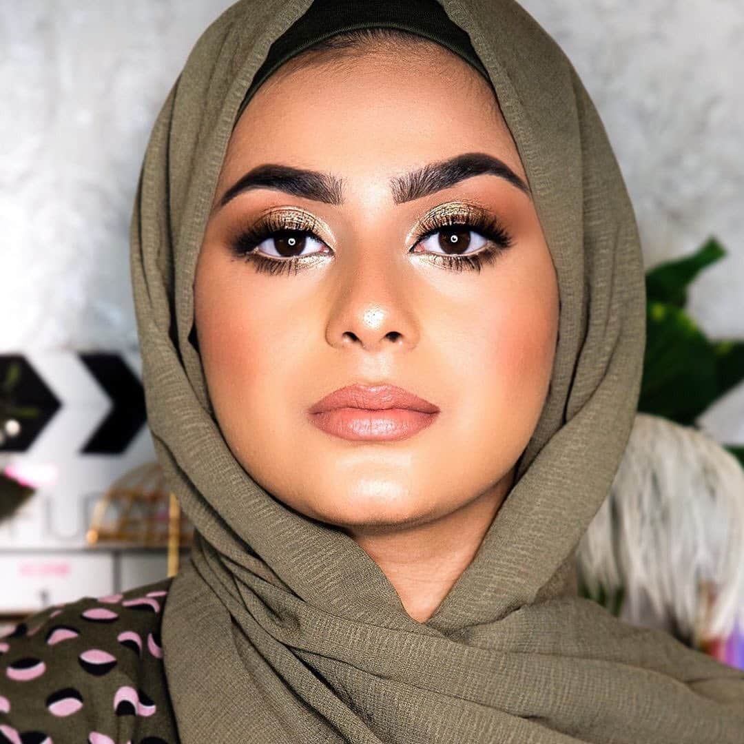 Huda Kattanさんのインスタグラム写真 - (Huda KattanInstagram)「So GORG! Who else loves this glam and soft smokey eye by @makeuppbyalyy?! 💚 🤎  ⠀⠀⠀⠀⠀⠀⠀⠀⠀ repost @makeuppbyalyy Used the newest “Khaki” Haze Obsession palette from @hudabeauty & let me tell you, these palettes are BOMB! The formula is amazing & the packaging is so good. All three new palettes now available to shop 😍😍 ⠀⠀⠀⠀⠀⠀⠀⠀⠀ @hudabeautyshop products used: Eyes: Khaki #HazeObsessions palette Mascara: #LegitLashes mascara Lashes: Olivia lashes Concealer: Overachiever concealer “20G” Foundation: Faux filter foundation “400G” Contour: Tantour in “Fair” Powder: Easy Bake loose setting powder “Banana bread” Lips: Power bullet in “Board meeting” topped off with “Sugar Mama” liquid matte Highlighter: N.Y.M.P.H powder highlighter “Flora” Moisturiser: @wishfulskin Honey Balm 🍯」9月24日 20時41分 - hudabeauty