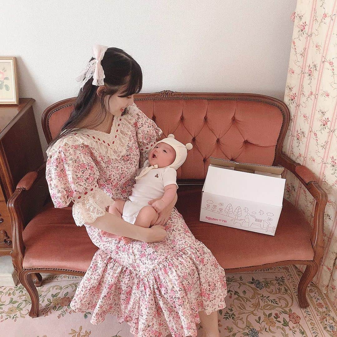 酒元麻衣（まいへー）のインスタグラム：「楽天「ママ割」に新規登録すると合計1,300名様に抽選で当たる「楽天ママ割4周年記念サンプルボックス」を特別に頂きましたのでご紹介します♡ サンプルボックスの中に入っているお尻ふきは嬉しい80枚入りで、弱酸性でヒアルロン酸も配合されていて赤ちゃんにとっても優しいです👶🏻 登録は　@rakuten_official のトップにあるリンクから出産予定日or子供のお誕生日を入れるだけです🧸メンバー限定のポイントキャンペーンやクーポンなど、こどもの成長に合わせて特典が受けられるので是非登録してみてく下さい🩰🤍 #楽天 #ママ割 #楽天ママ割 #無料 #サンプルボックス #PR#男の子ママ#男の子ベビー#2ヶ月baby#生後2ヶ月#baby#babyboy」