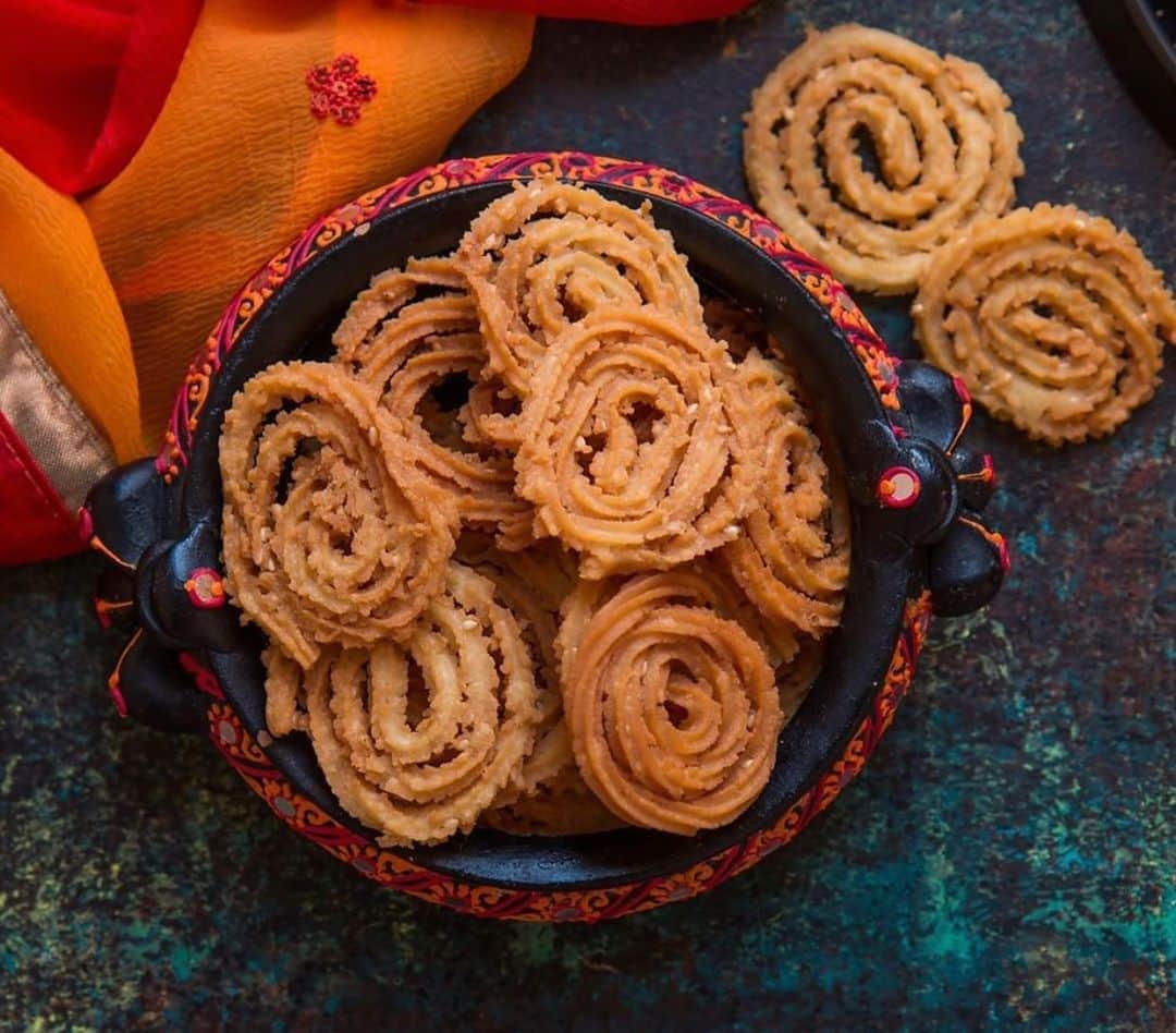 Archana's Kitchenさんのインスタグラム写真 - (Archana's KitchenInstagram)「Mullu Murukku makes a perfect tea time snack with a hot cup of South Indian filter coffee. It is also known as Chakli in Marathi and Kannada and Chakri in Gujarati. Try this recipe and tell us how you liked it. Get the recipe from the smart.bio link in my profile @archanaskitchen . . . . . . . . #recipes #easyrecipes #snacks #teatime #teatimesnacks #archanaskitchen #healthyeating #highprotein #eatfit #cooking #food #healthyrecipes #foodphotography #recipeoftheday #comfortfood #deliciousfood」9月24日 20時53分 - archanaskitchen