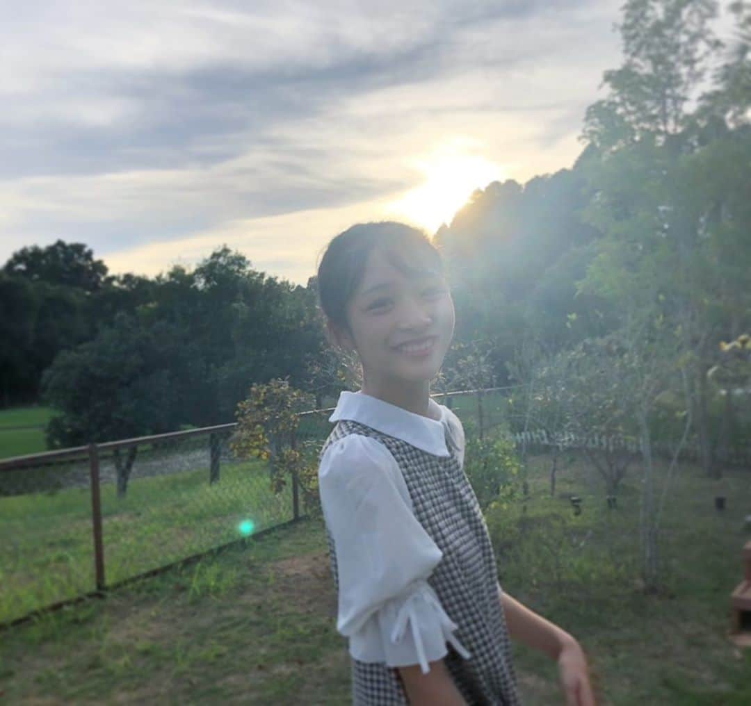 中山あやかさんのインスタグラム写真 - (中山あやかInstagram)「＊ あきちゃんが撮ってくれた💖 ＊ 夕日が凄く綺麗で場所も最高だったんです〜💫！ ＊ ＊ 着てる服4年生くらいの時に買ったなぁ、こんなに長く着るとは思わなかった笑。 ＊ さすがに丈が短くなったような？‪🤔💭‬ ＊ ＊ #ニコプチ #中山あやか」9月24日 20時44分 - ayaka_nakayama1