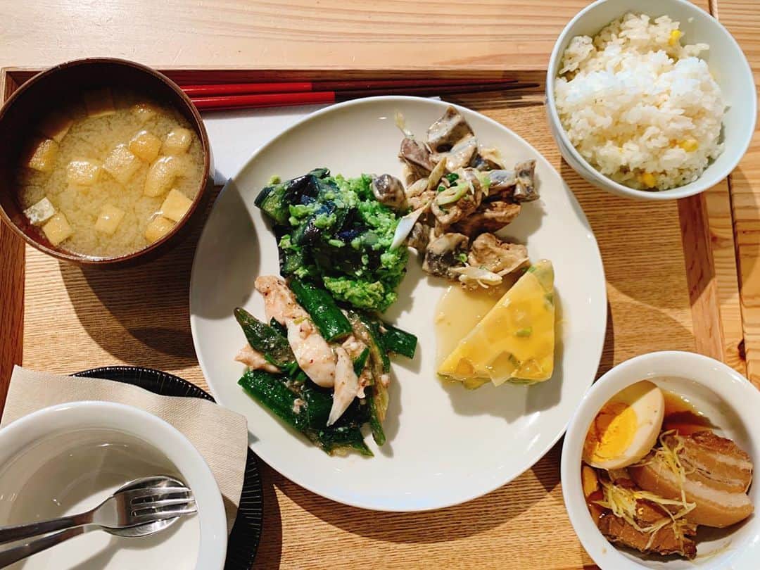 中村愛さんのインスタグラム写真 - (中村愛Instagram)「🥑♡ ・ ・ ・ 最近食べたもの🍴 #アボカド #生卵 好き。 #太る食べ物が好き   最近また炭水化物食べてまーす！ その代わり嫌いな #プランク #筋トレ してまーす‼️」9月24日 20時45分 - nakamuramura_ai