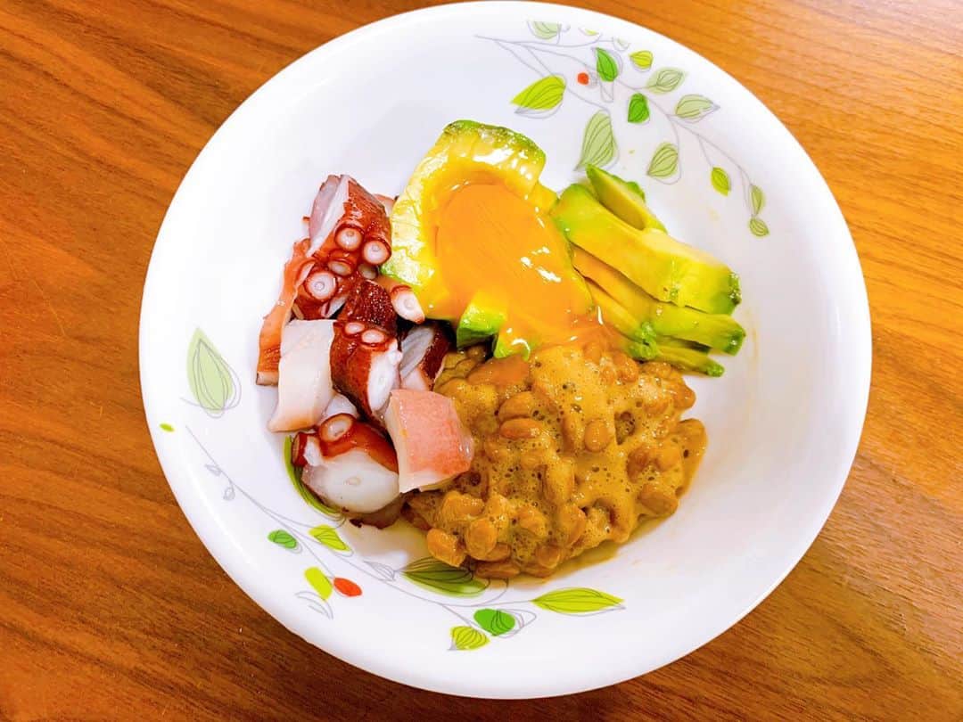 中村愛さんのインスタグラム写真 - (中村愛Instagram)「🥑♡ ・ ・ ・ 最近食べたもの🍴 #アボカド #生卵 好き。 #太る食べ物が好き   最近また炭水化物食べてまーす！ その代わり嫌いな #プランク #筋トレ してまーす‼️」9月24日 20時45分 - nakamuramura_ai