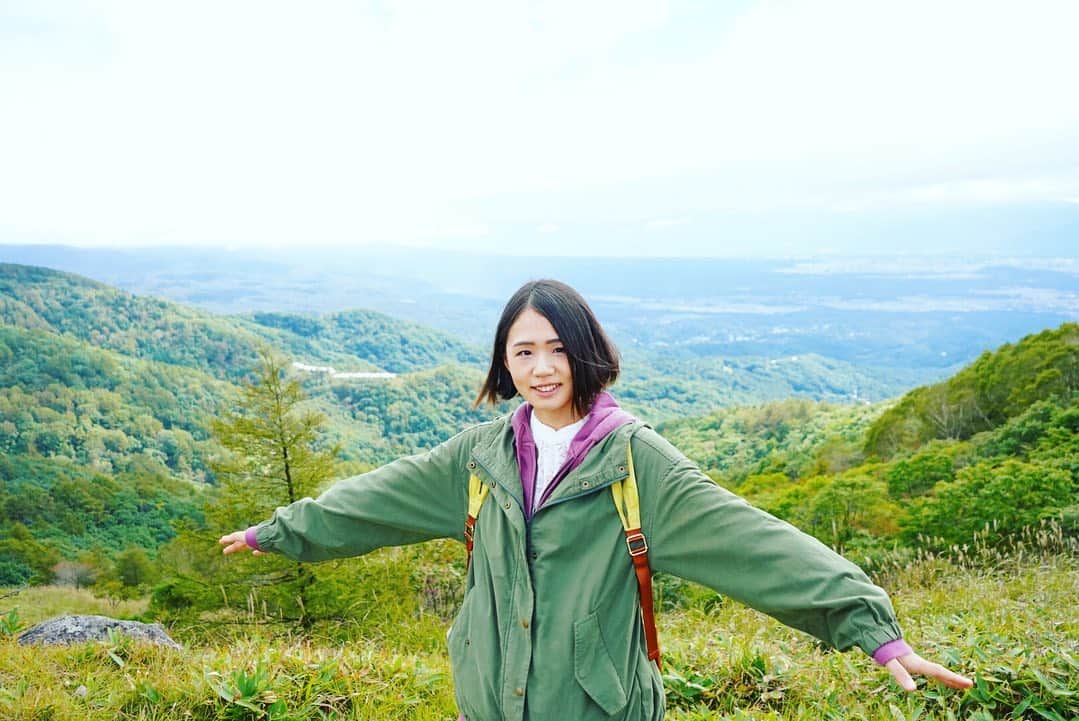 のインスタグラム：「山登りに上下緑色の服を着てきて完全に同化する人。  #シンガーソングライター #インディペンデントアーティスト #山 #八子ヶ峰 #八子ヶ峰トレッキング  #singersongwriter #independentartis #mountain #yashigamine #trekking」