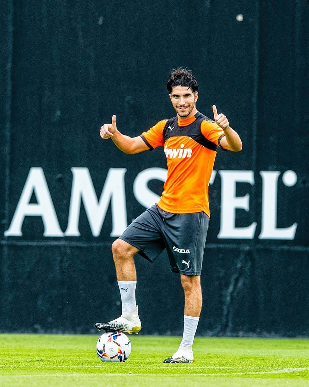 バレンシアCFさんのインスタグラム写真 - (バレンシアCFInstagram)「🦇👍🏼 @carlos10soler   ⚽️🧡 𝗬𝗮 𝗳𝗮𝗹𝘁𝗮 𝗺𝗲𝗻𝗼𝘀 𝗽𝗮𝗿𝗮 𝘃𝗼𝗹𝘃𝗲𝗿   #AMUNTValencia 🔜 #ValenciaHuesca」9月24日 20時47分 - valenciacf