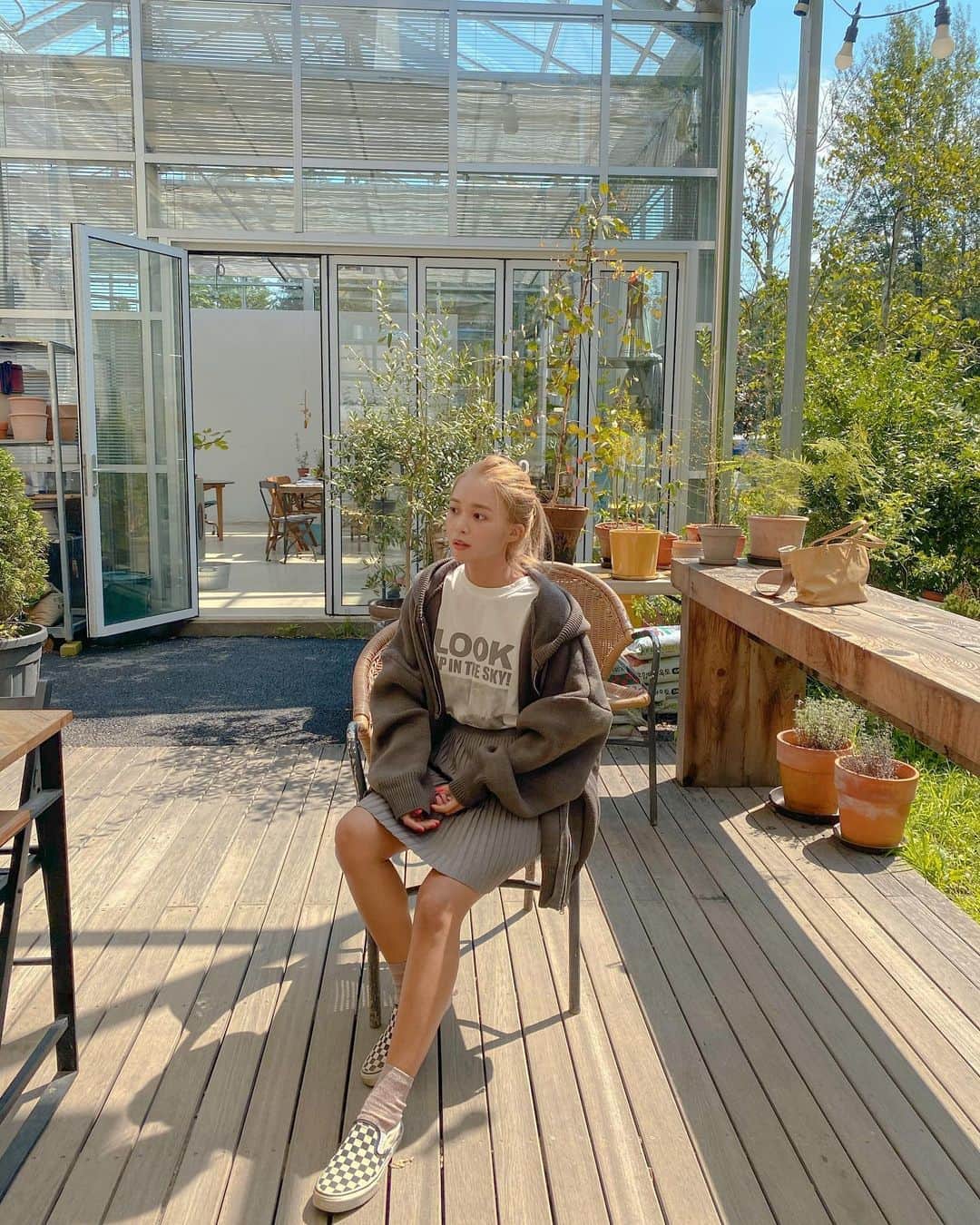 キム・ダヘのインスタグラム：「다크브라운컬러 두장 더 올려봅니다 👧🏾🤎」