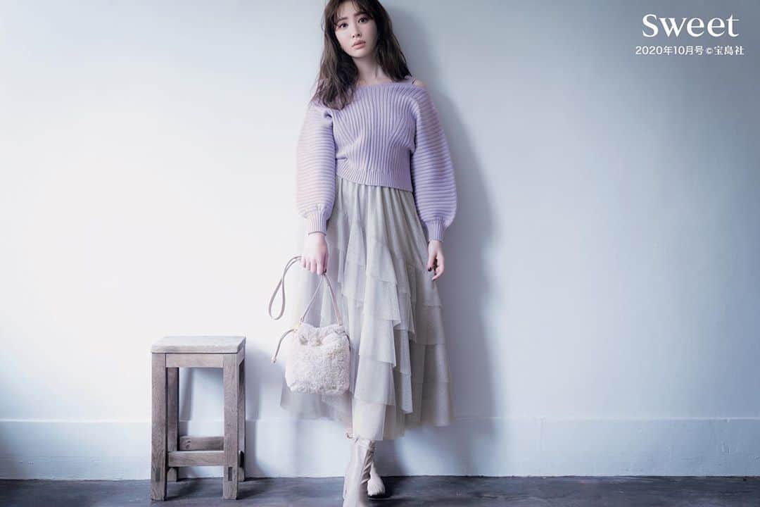 のインスタグラム：「【sweet10月号 P.114-117掲載📕💕 こじはる クラシックStyleで旅気分 31 Sons de mode✨】  この秋冬のテーマ “Voyage（旅）”をテーマに ヨーロッパの街並みを連想させる クラシックな秋スタイルを 言わずとも大人気❣️ こじはること小嶋陽菜さんが 着こなしてくださっています🥰❤️  ラベンダーカラーの肩開きニット × アシンメトリーなドットチュールスカート の甘めコーディネート😘❤️  色のトーンを 小物まで統一すれば 大人可愛いスタイルに😉✨  ニットはボリュームあるサイズ感が ゆったりと着られるのに 程良い肩開き＆短めの丈感で 着ぶくれ知らず❣️ スカートは繊細なチュールデザインながら ウエストゴムなので 履き心地も◎🎶  おでかけにはもちろん おうちでも使いやすい 今の気分にぴったりの1枚です💝 ———————————————————— ♦️ワイドリブショルダーストラップニット￥6,900+tax #31sdm品番050020 カラー(ラベンダー/オフホワイト/ブラウン系) ワンサイズ ♦️フリルドットチュールスカート￥9,800+tax #31sdm品番030310 カラー(ライトグレー/オフホワイト/ダークブラウン) ワンサイズ ♦️2WAYファー巾着インバケツバッグ￥8,900+tax #31sdm品番100302 カラー(ベージュ/ブラック/ダークブラウン) ♦️フェイクレザービットショートブーツ￥11,000+tax #31sdm品番100309 カラー(ベージュ/ブラック/ダークブラウン) サイズ（S/M/L） ———————————————————— 詳細は sweet10月号 ＆ OFFICIAL ONLINE STOREからCHECK❤️ ———————————————————— #31Sonsdemode #31sdm #sweet #sweet10月号 #fashion #autumn #winter #classic #classicstyle #voyage #knit #skirt #coordinate #トランテアンソンドゥモード #トランテアン #スウィート #小嶋陽菜 さん #こじはる #秋トレンド #秋服 #秋コーデ #旅 #ニット #スカート #コーディネート」