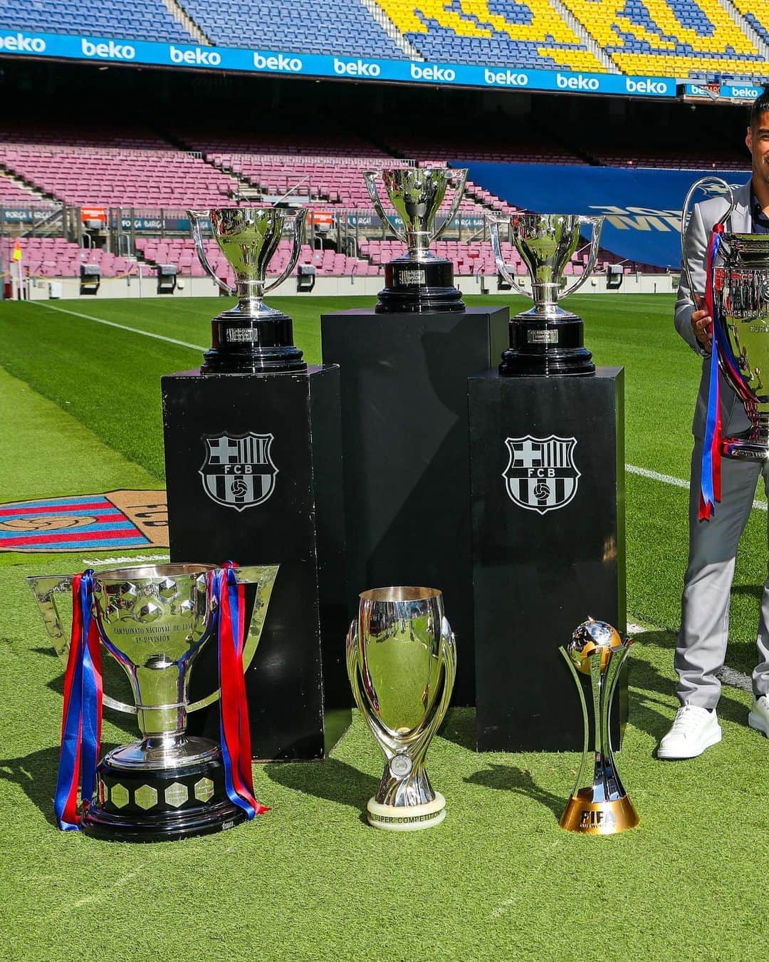 FCバルセロナさんのインスタグラム写真 - (FCバルセロナInstagram)「1️⃣3️⃣ trophies 🏆 1️⃣ @luissuarez9 💙❤️ #9raciasLuis」9月24日 21時01分 - fcbarcelona
