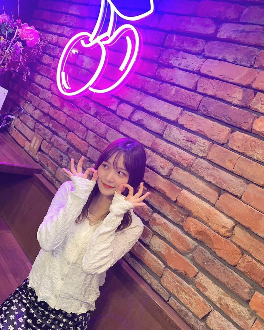 稲場愛香さんのインスタグラム写真 - (稲場愛香Instagram)「🍒﻿ ﻿ ﻿ るるちゃ @ruru_dambara.official と﻿ ﻿ 喫茶店へ☕️♡﻿ ﻿ ﻿ レトロな雰囲気が可愛すぎた〜🍝﻿ ﻿ ﻿ ﻿ #juicejuice #稲場愛香 #まなかん #アイドル #idol ﻿ #段原瑠々 ちゃん #るるちゃ #大好き #可愛い ﻿ #癒される #安心感 #喫茶店 #レトロ #ドープ ﻿ #クリームソーダ #メロンソーダ #ナポリタン #カフェ ﻿ #さくらんぼ #オシャレ #ひまわり みたいな #笑顔 🌻﻿」9月24日 21時01分 - manaka_inaba.official