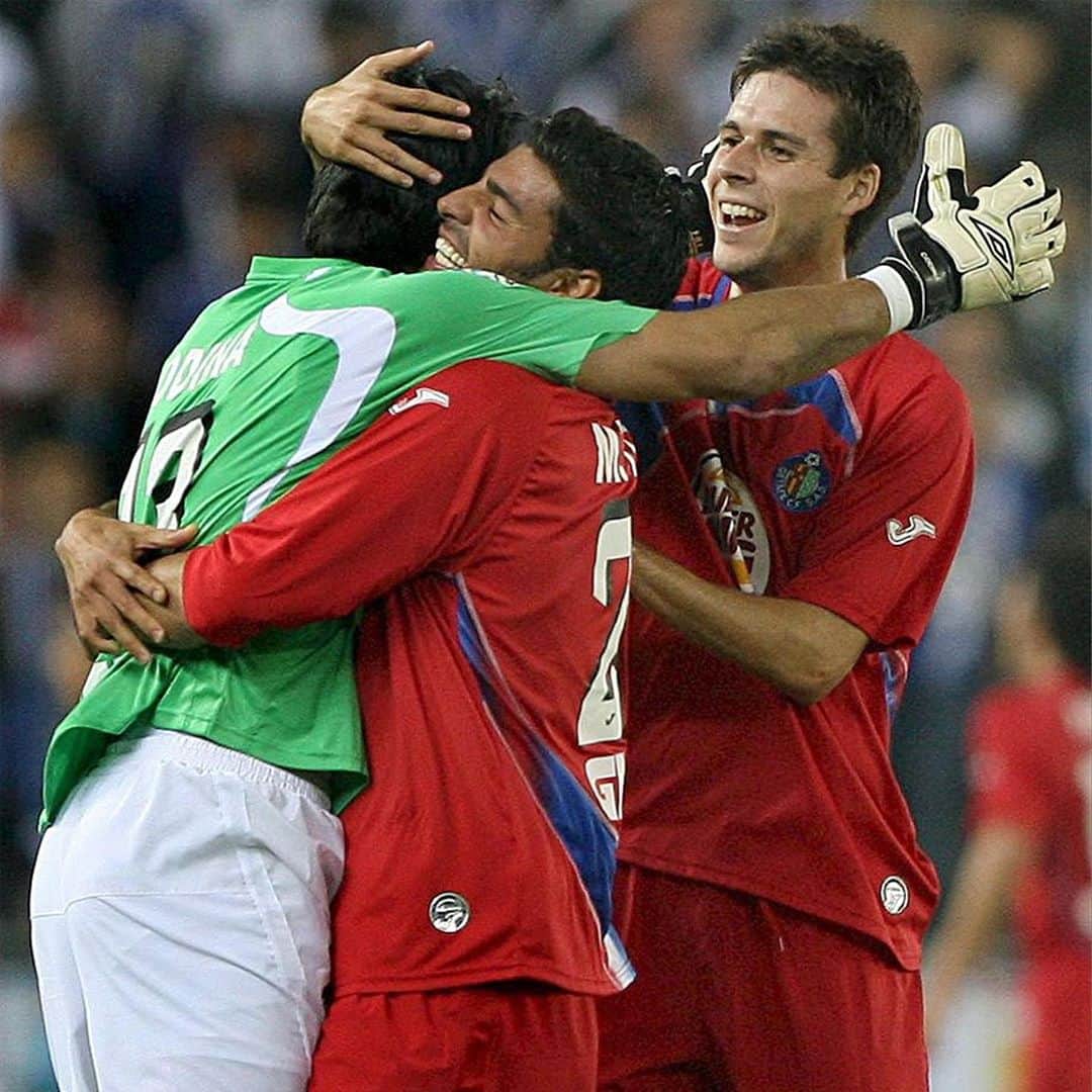 ジョルディ・コディーナのインスタグラム：「Cuando das una asistencia, y vienen a celebrar el gol contigo... q sensación mas buena!!! @migueltorres #manu #tbt #futbol」