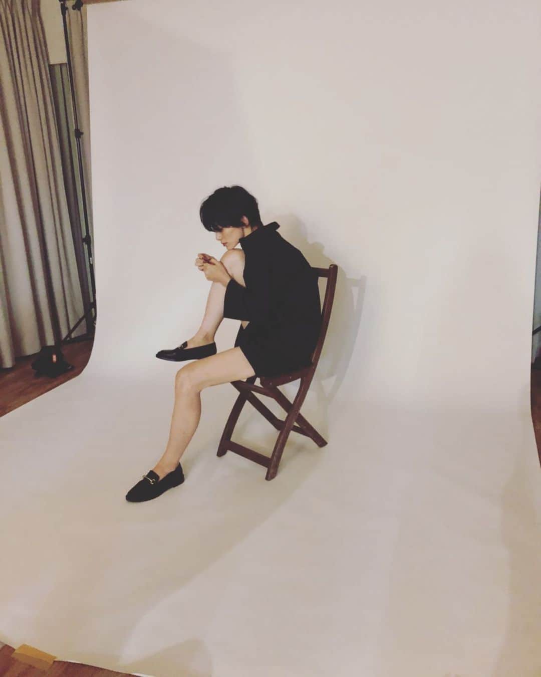 平山奈美のインスタグラム：「今週はあっという間、明日は金曜日💫 台風もひどくならずによかったぁ。 なんだか一気に秋っぽくなったけど、来週からまた暑そう？だよね🤥🤥  #夏服まだ片付けん方がええのか？ #秋服もう出し始めたけど？  #季節の変わり目 #秋 #秋服 #夏 #夏服 #ローファー #撮影 #ショートヘア #ママ」