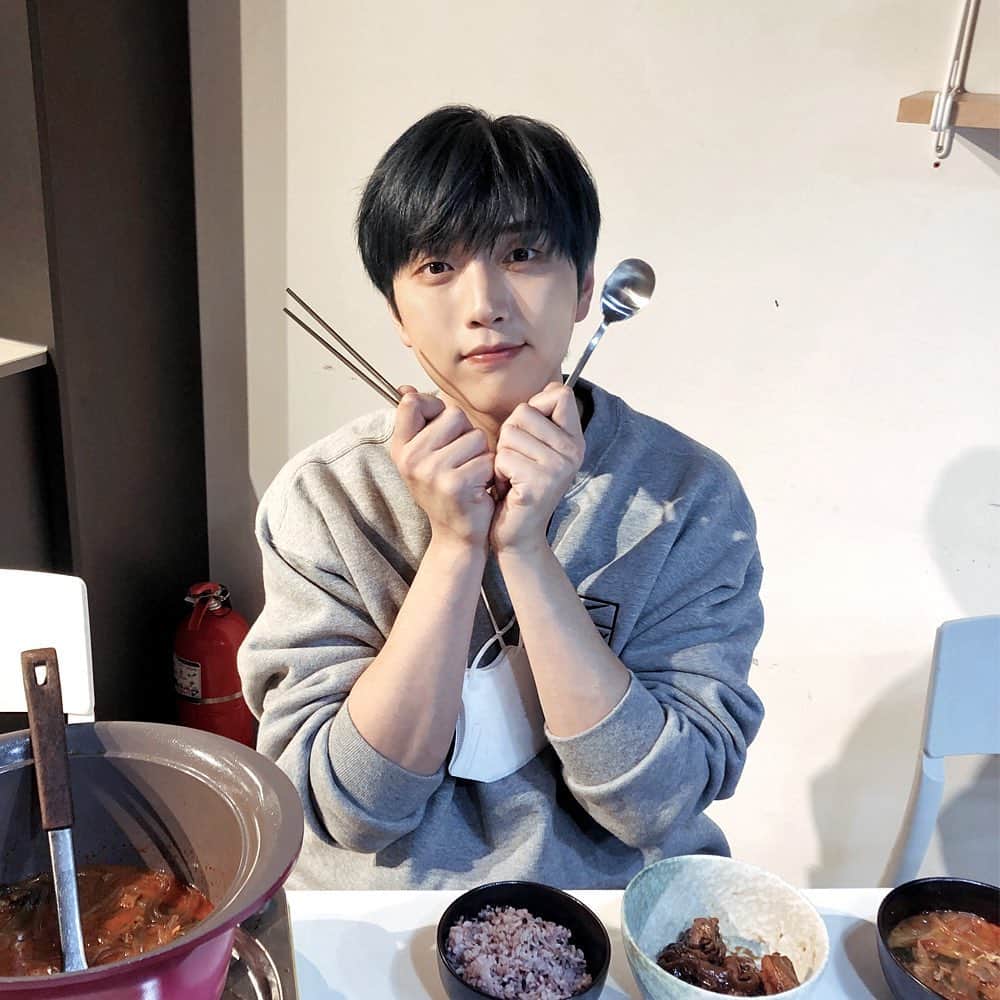 B1A4さんのインスタグラム写真 - (B1A4Instagram)「산들이의 식사 시간! 오늘은 찜닭이다~~!!  다른 사람과 함께 식사할 때 덜어먹는 에티켓은 요즘 시기에 꼭 필요한 습관이겠죠~!   여러분도 덜어먹기로 코로나를 함께 예방해요! ⠀ 다음으로 #덜어요챌린지 를 이어갈 분들은요~  @wment_official 입니다 WM의 모든 아티스트와 스태프분들  우리 함께 #덜어요챌린지 동참하면서 건강하게 생활해요!   #덜어요챌린지 #덜먹 #음식을_덜어요   #B1A4 #산들 #SANDEUL」9月24日 20時56分 - b1a4ganatanatda
