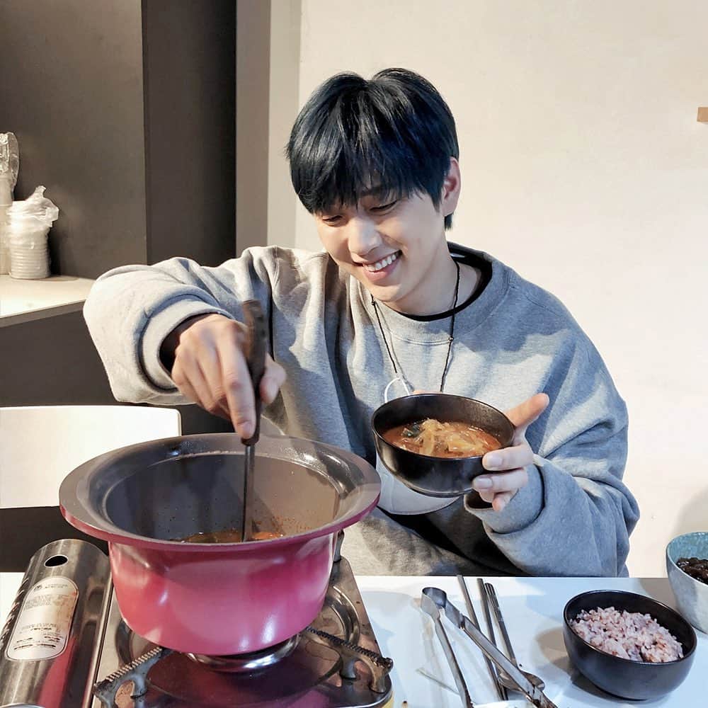 B1A4さんのインスタグラム写真 - (B1A4Instagram)「산들이의 식사 시간! 오늘은 찜닭이다~~!!  다른 사람과 함께 식사할 때 덜어먹는 에티켓은 요즘 시기에 꼭 필요한 습관이겠죠~!   여러분도 덜어먹기로 코로나를 함께 예방해요! ⠀ 다음으로 #덜어요챌린지 를 이어갈 분들은요~  @wment_official 입니다 WM의 모든 아티스트와 스태프분들  우리 함께 #덜어요챌린지 동참하면서 건강하게 생활해요!   #덜어요챌린지 #덜먹 #음식을_덜어요   #B1A4 #산들 #SANDEUL」9月24日 20時56分 - b1a4ganatanatda