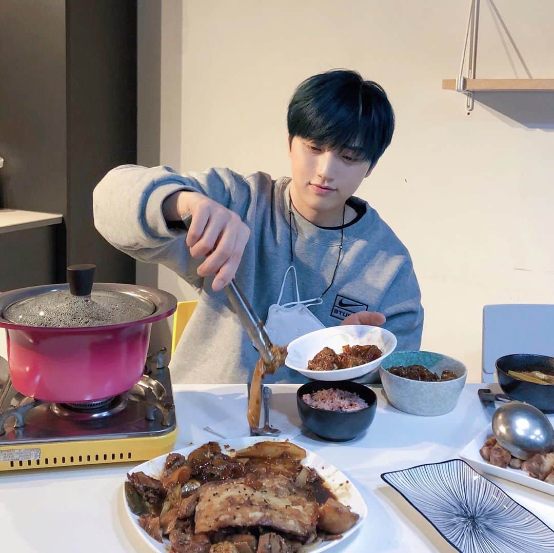 B1A4さんのインスタグラム写真 - (B1A4Instagram)「산들이의 식사 시간! 오늘은 찜닭이다~~!!  다른 사람과 함께 식사할 때 덜어먹는 에티켓은 요즘 시기에 꼭 필요한 습관이겠죠~!   여러분도 덜어먹기로 코로나를 함께 예방해요! ⠀ 다음으로 #덜어요챌린지 를 이어갈 분들은요~  @wment_official 입니다 WM의 모든 아티스트와 스태프분들  우리 함께 #덜어요챌린지 동참하면서 건강하게 생활해요!   #덜어요챌린지 #덜먹 #음식을_덜어요   #B1A4 #산들 #SANDEUL」9月24日 20時56分 - b1a4ganatanatda