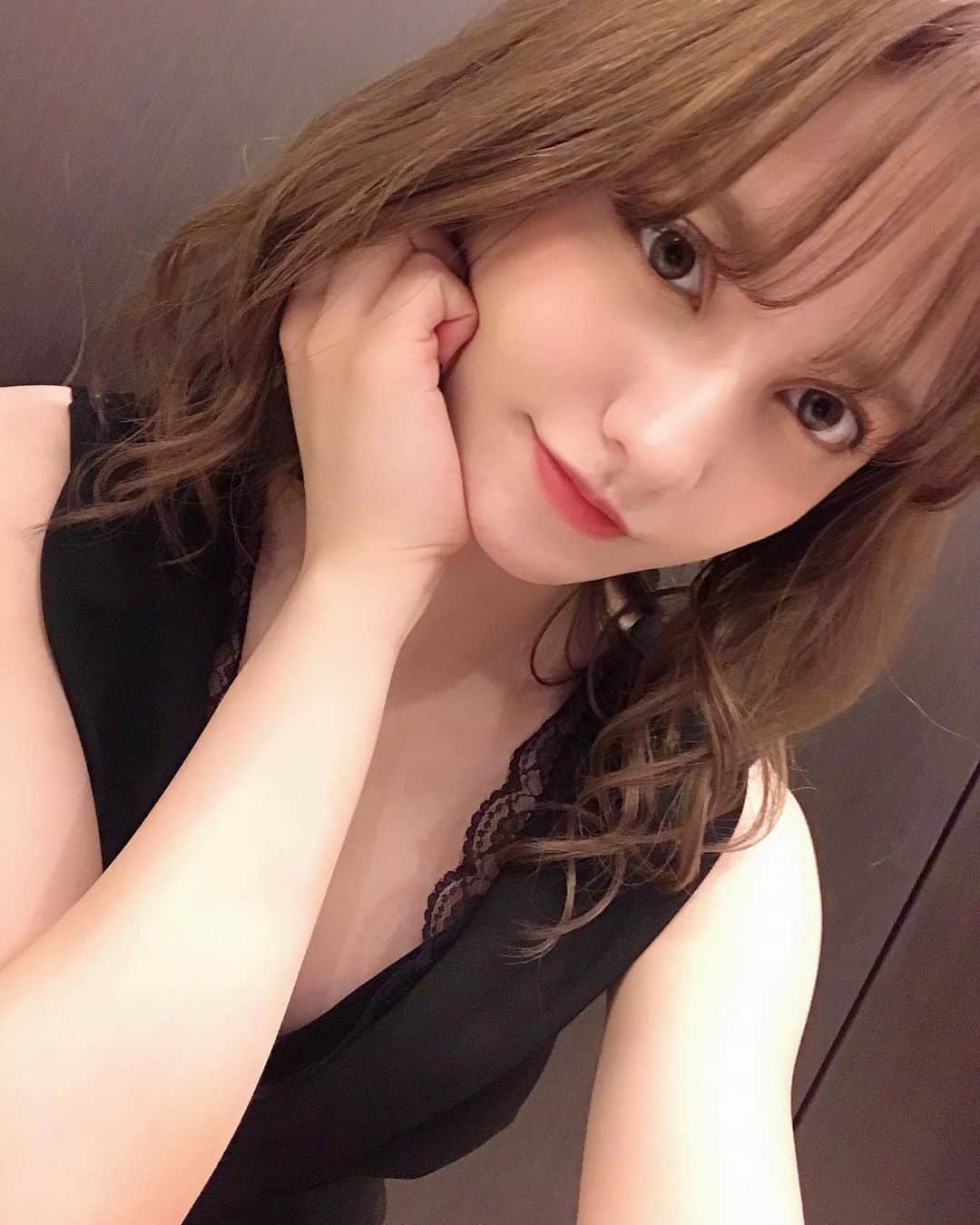 ニーナのインスタグラム：「いきなりの連投(｡･ω･)σ ⌒︎* ． #瀬川ニーナ#ニュークラ嬢#キャバ嬢 #ホステス#バルセロナ#すすきの#ピーアンドジェー#かわいい#綺麗#札幌美容室#ピアジェ#ハーフ#撮影#歌舞伎町#シャンパン#キャバ嬢ドレス#likeforlikes#l4l#followｍe#いいね返し#美人#ヘア#撮影#ヘアメイク#followforfollowback#バルセロナグループ」