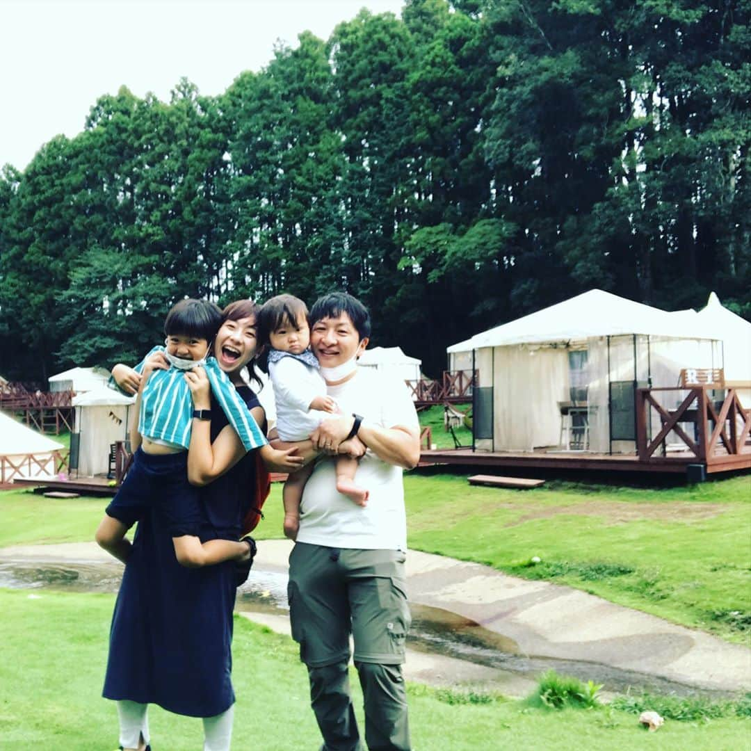 生尾佳子さんのインスタグラム写真 - (生尾佳子Instagram)「結婚記念日☆ 初めてのグランピングへ 楽しいぞ！施設内に温泉もあって良かった！ あおい君出会った子と意気投合！ なぎさくん水へ結構行くタイプね。 こうして家族楽しく過ごせることに改めて感謝です。いつまでも仲良くいきましょー #グランピング　#初心者なもので #結婚記念日旅行 #0歳児クラス はしゃぐ」9月24日 20時58分 - yotikoikuo