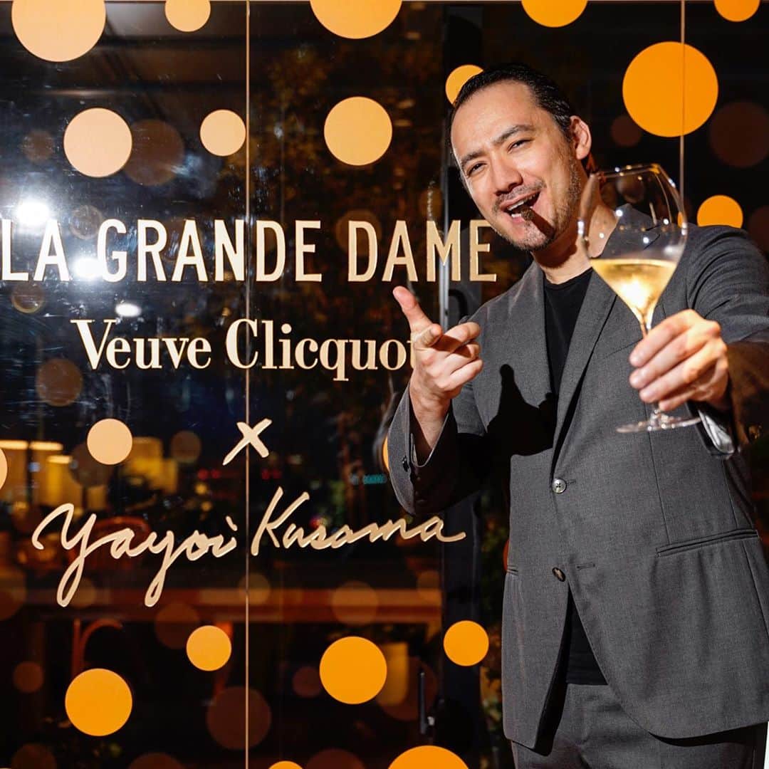 ベリッシモ・フランチェスコさんのインスタグラム写真 - (ベリッシモ・フランチェスコInstagram)「Wow!Delicious champagne!!! Champagne🥂😋Veuve Clicquot La Grande Dame 2012 × Yayoi Kusama collaboration bottle🍾 ヴーヴ・クリコ・ラ・グランダムと草間彌生コラボレーションボトルの発表会に出席させていただきました!感謝!❤️ Ragasseeeeee! Stasera champagnino per tutte😂👍 #ベリッシモ #料理研究家 #francescobellissimo  #lagrandedamexyayoikusama  #champagne #vueveclicquot #vueveclicquolagrandedame #lagrandedame #yayoikusama #vip #luxurylifestyle #luxury #vitamondana #thetokyoeditiontoranomon #東京エディション虎ノ門 #芸能人 #美味し過ぎて何だこれって #dapperstyle #dapper #sprezzatura #fashionstyle #料理系youtuber #シャンパン #イケメン #イタリアンシェフ #tokyobynight #nightlife #tokyo #虎ノ門」9月24日 20時59分 - bellissimoyoshi