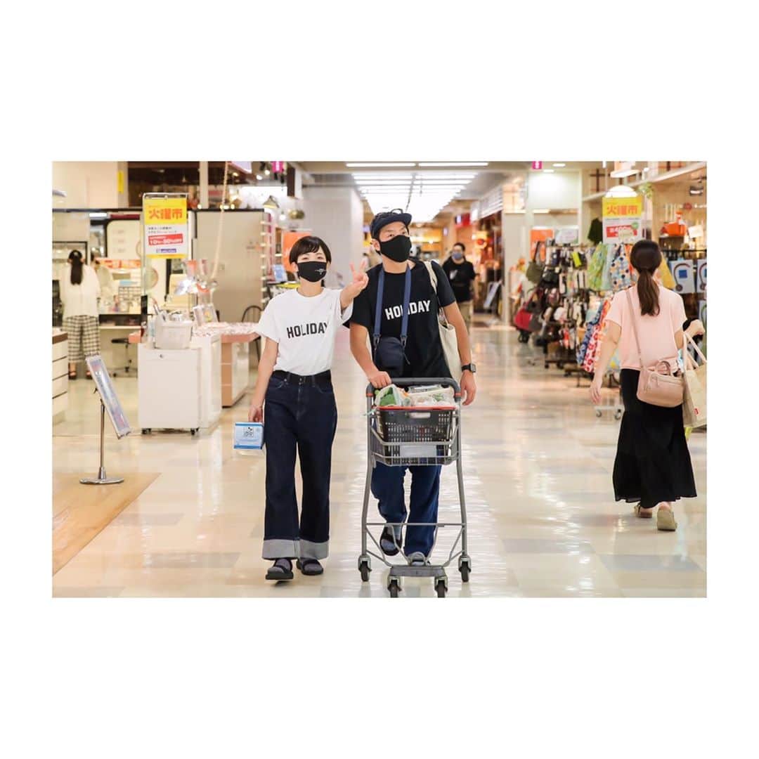 のインスタグラム：「とあるふたりの日常﻿ ﻿ ﻿ ﻿ とあるふたりの日常写真﻿ ﻿ 週に一度の買い物の日﻿ 某大手スーパーの火曜市﻿ ﻿ スーパーて、行くだけで楽しくて﻿ テンションぶちあがりますよね﻿ ﻿ ﻿ おとな、こどもに関わらず、﻿ 日常の一コマを残すって中々しないだろうけども、やってみると案外楽しくて、いいものなのでおススメですよー﻿ ﻿ ﻿ さて、七五三などなど、﻿ 10月はまだ空きありますよー﻿ 撮影お考えの人は連絡してください！﻿ ﻿ ﻿ フォローもお願いしますー🤲﻿ → ＠urukuphoto﻿ ﻿ ﻿ ﻿ ﻿ ﻿ ﻿ ﻿ ﻿ ﻿ ﻿  urukuって？ ﻿ ￣￣￣￣￣￣￣￣￣￣￣￣￣￣﻿ ﻿ uruku photographyは﻿ 作り込まず  気張らず  ゆるりと﻿ 北海道札幌を中心に出張撮影をしています。﻿ ﻿ 笑ってても  泣いてても﻿ 怒ってても  ぐずりまくってても﻿ その日そのままを全部ひっくるめて撮影します。﻿ ﻿ ちょっと気になることや、質問﻿ 不安なこと、雑談でもいいかも🙆‍♀️﻿ なんでもいつでもご連絡お待ちしてまっす﻿ ﻿ ￣￣￣￣￣￣￣￣￣￣￣￣￣￣﻿ uruku photographyの人と猫↓﻿ @chagecamera ﻿ @rei_shashin ﻿ @toro_chiro ﻿ ﻿ #札幌カメラマン #日常写真  #札幌出張撮影  #札幌写真倶楽部  #月刊8月のクリスマス  #エンゲージメント  #カップルフォト」