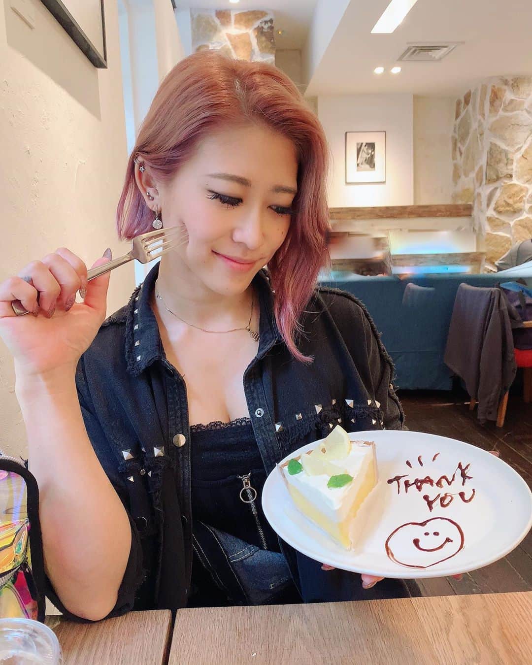 Kumiのインスタグラム：「. こちらは腐れ縁の @rhyme__singer さん👩‍❤️‍💋‍👩 . 彼女とは数えきれない程喧嘩してきたけど、、 最近ようやく😂 お互い大人になって、落ち着いて付き合えるようになってきたよね☺️ . やっぱり一緒に居て安心するし楽しいし、 悩み事も相談しやすいし。 . 掛け替えの無い大切な友達です☺️✨ . この前会って思ったけど 会話の内容が大人になったなーってシミジミ...🤤 . 毎回深イイ話しになるから インスタライブで対談すれば良かったなw . . ライムちゃん お誕生日おめでとう🎂🎊 . これから更に歳を重ねて オトナの色気漂う素敵な女性で居てね💋 . . . #腐れ縁　#デートコーデ #kumiの休日 #バーレスク東京 #スーパーバーレスク東京 #burlesque #burlesquetokyo #インスタ映え #自撮り #selfie #cafe」