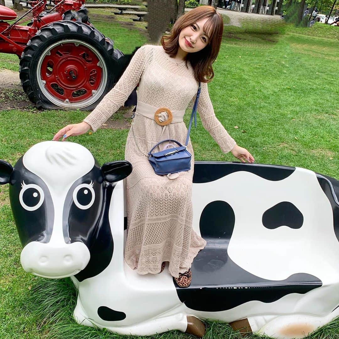 餃子のりさちゃんのインスタグラム：「#チーズ工房  自分のお土産に富良野ワインとチーズとチーズケーキ買った🧀🍷」